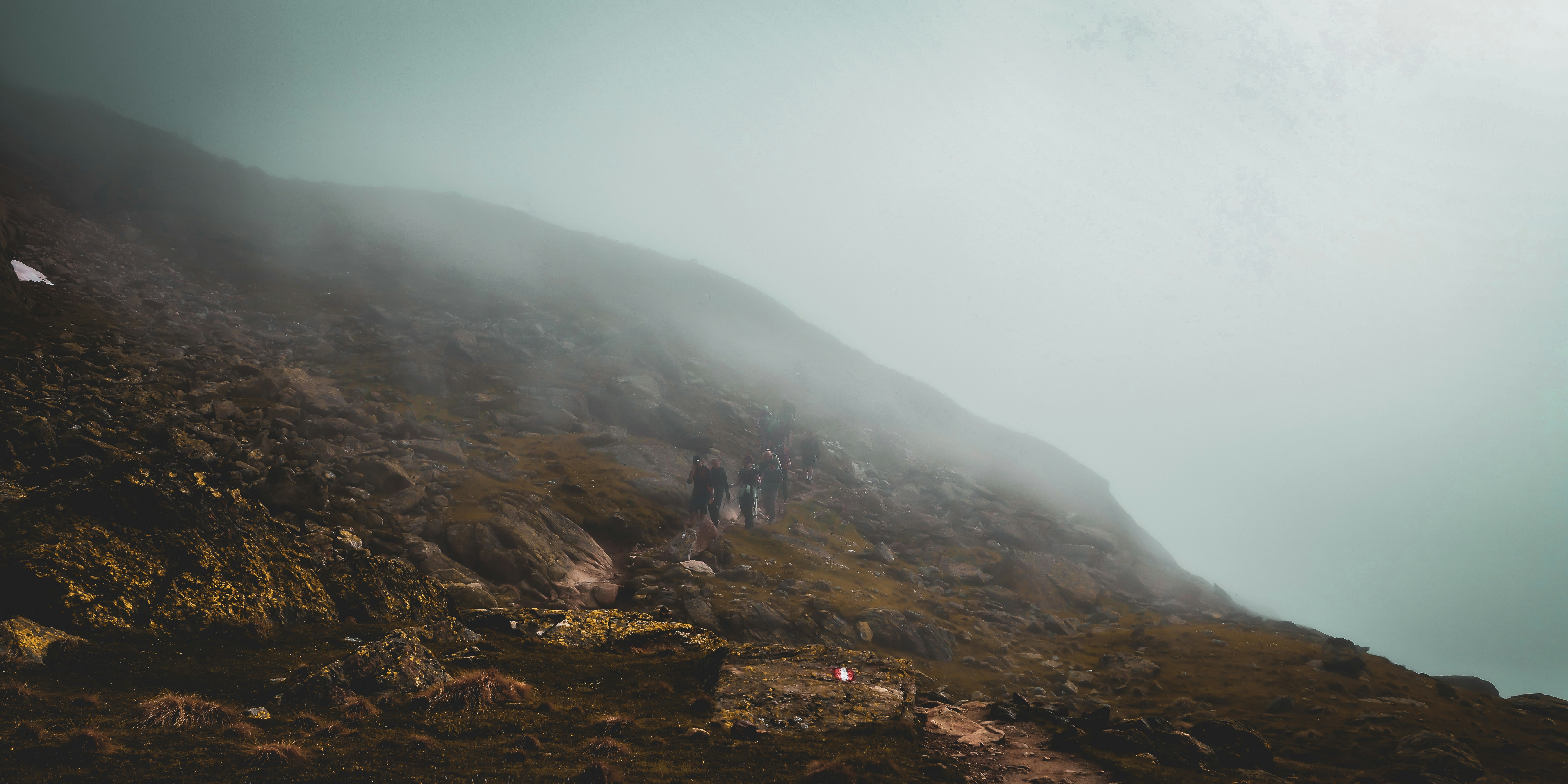 霧の日に丘を歩いて登る人