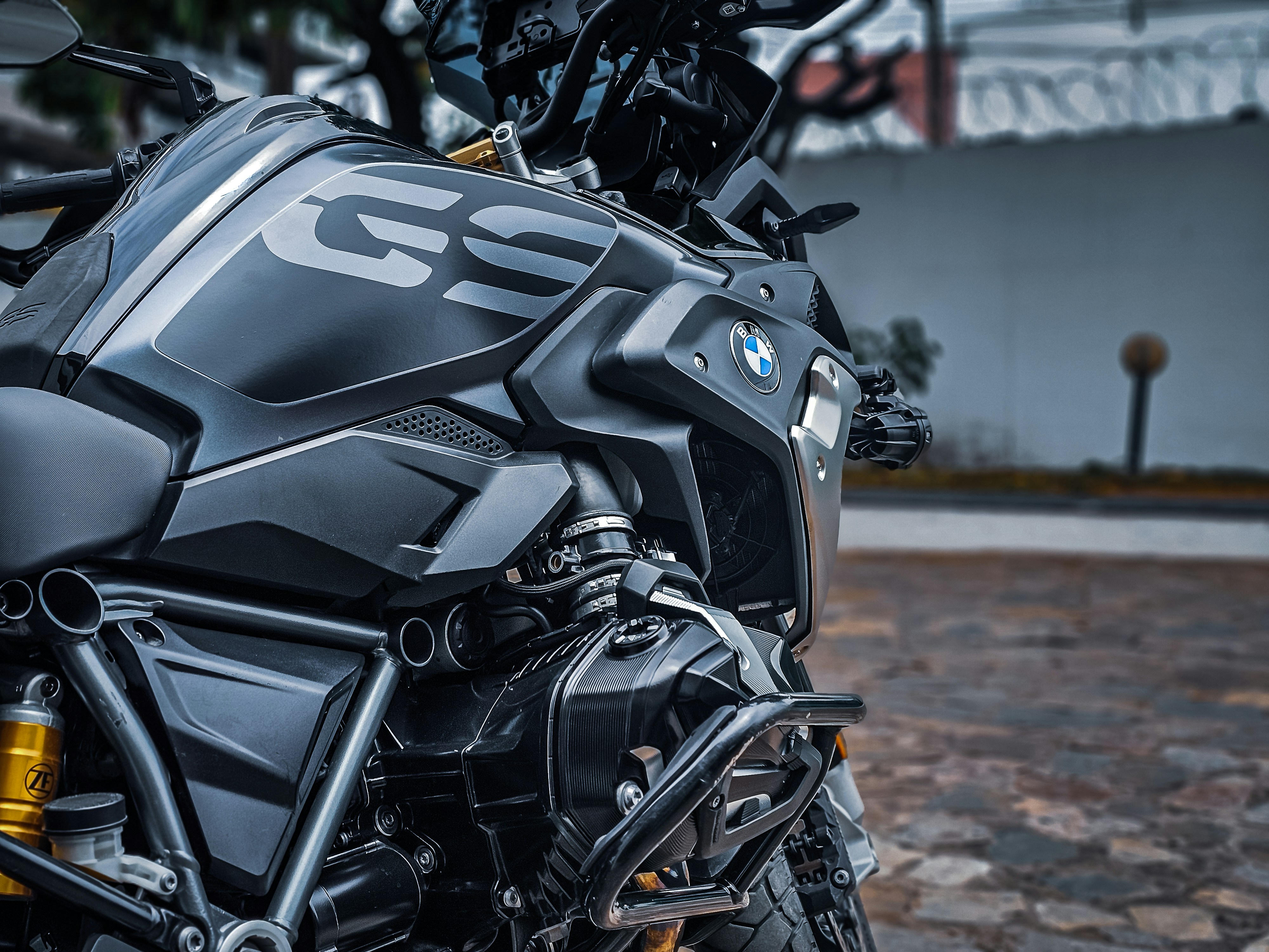 石畳の道に停まっている黒いバイク