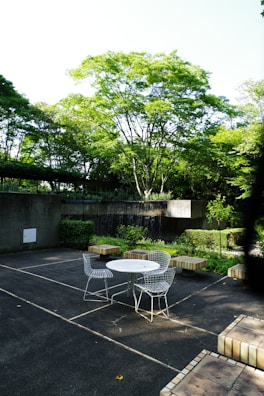 A tennis court with a table and chairs