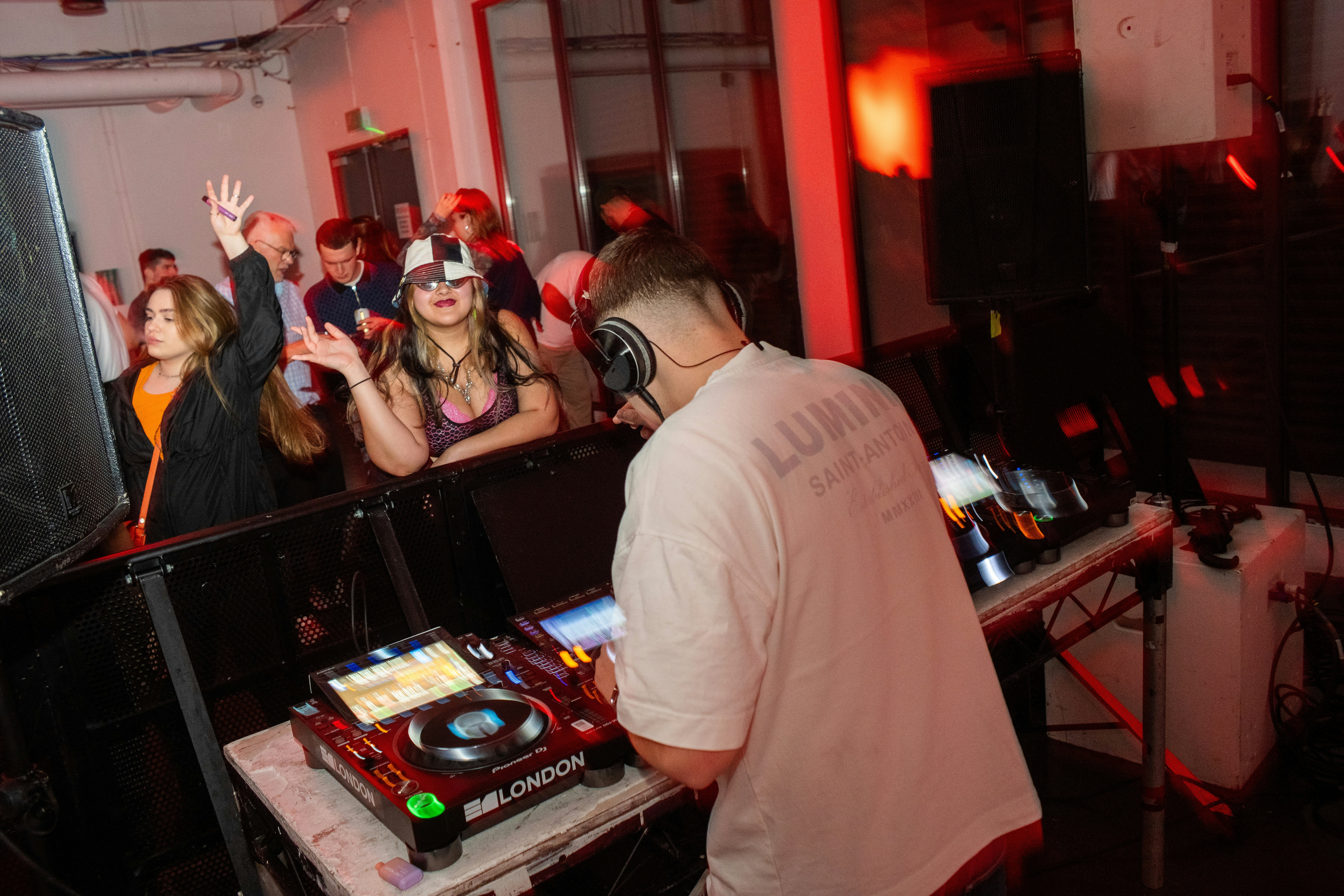 Image de comment réserver un DJ à Bordeaux en 2026 : guide pratique, budget et checklist