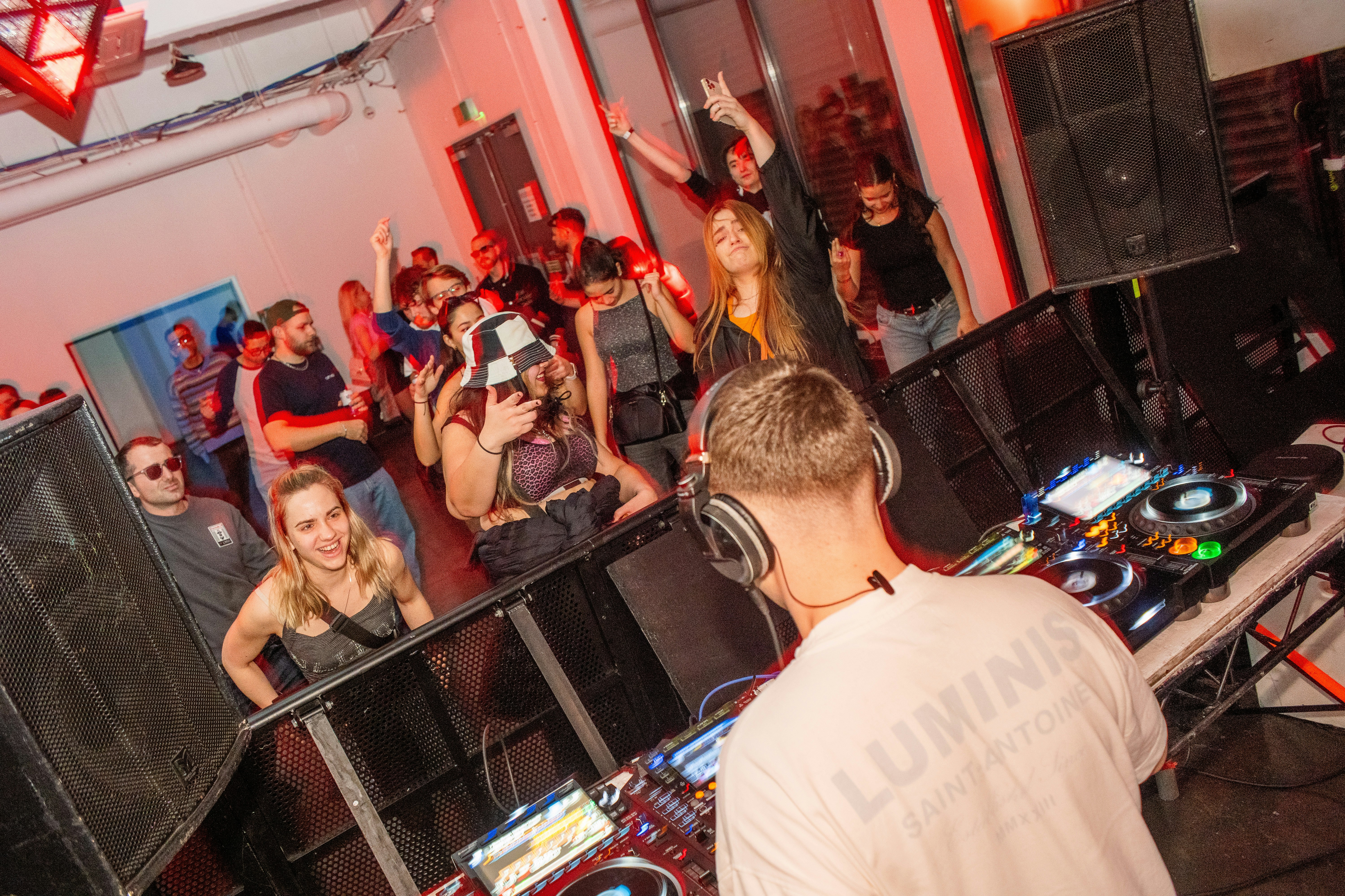 Eine Gruppe von Leuten in einem Raum mit DJ-Equipment