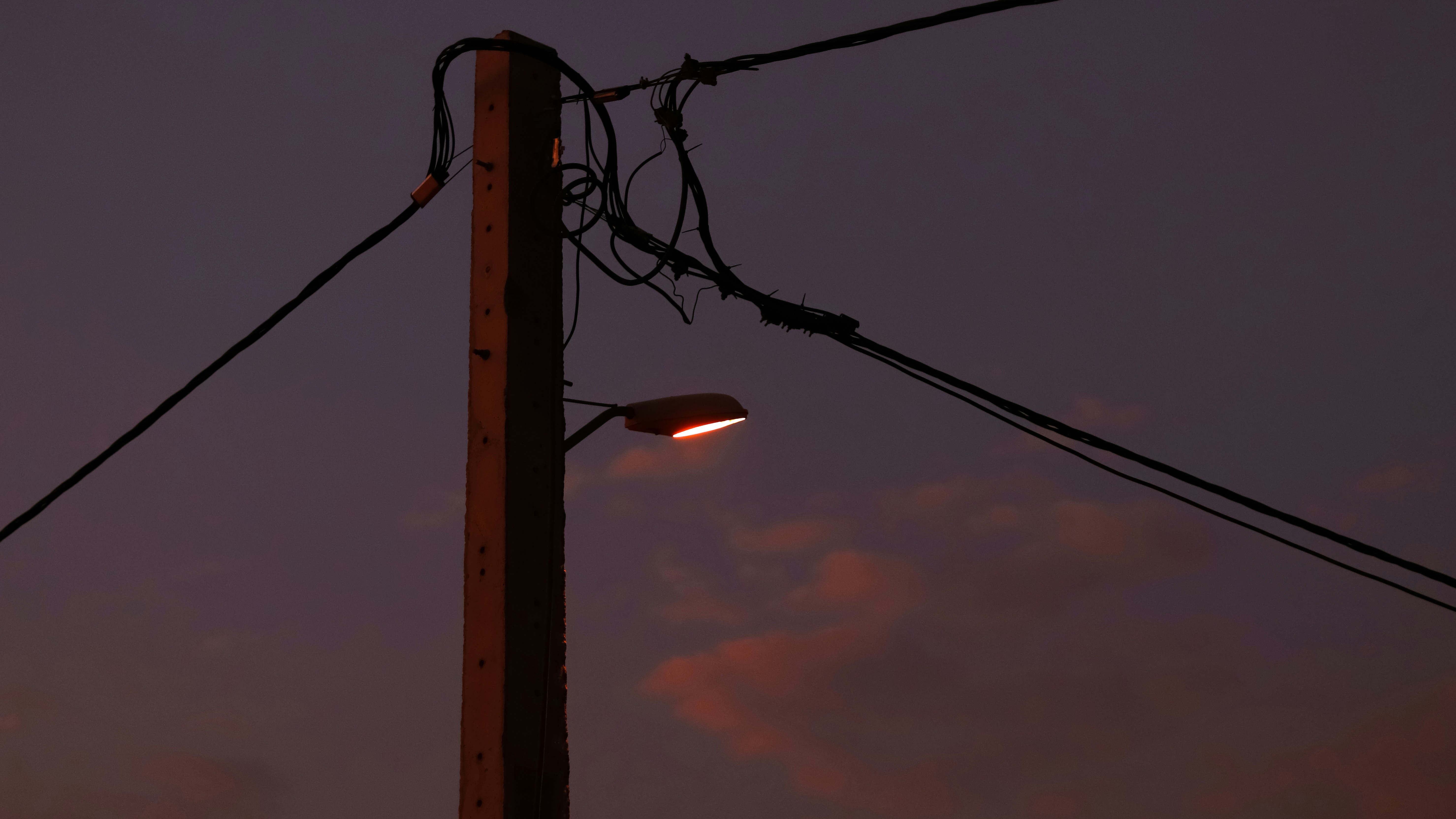 Una farola junto a un poste de teléfono