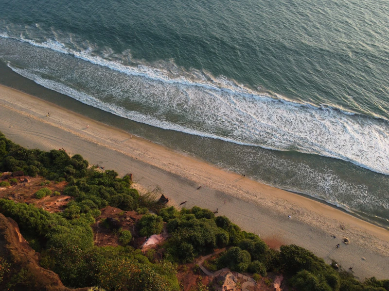Pemandangan aerial pantai aesthetic beach club Gunungkidul