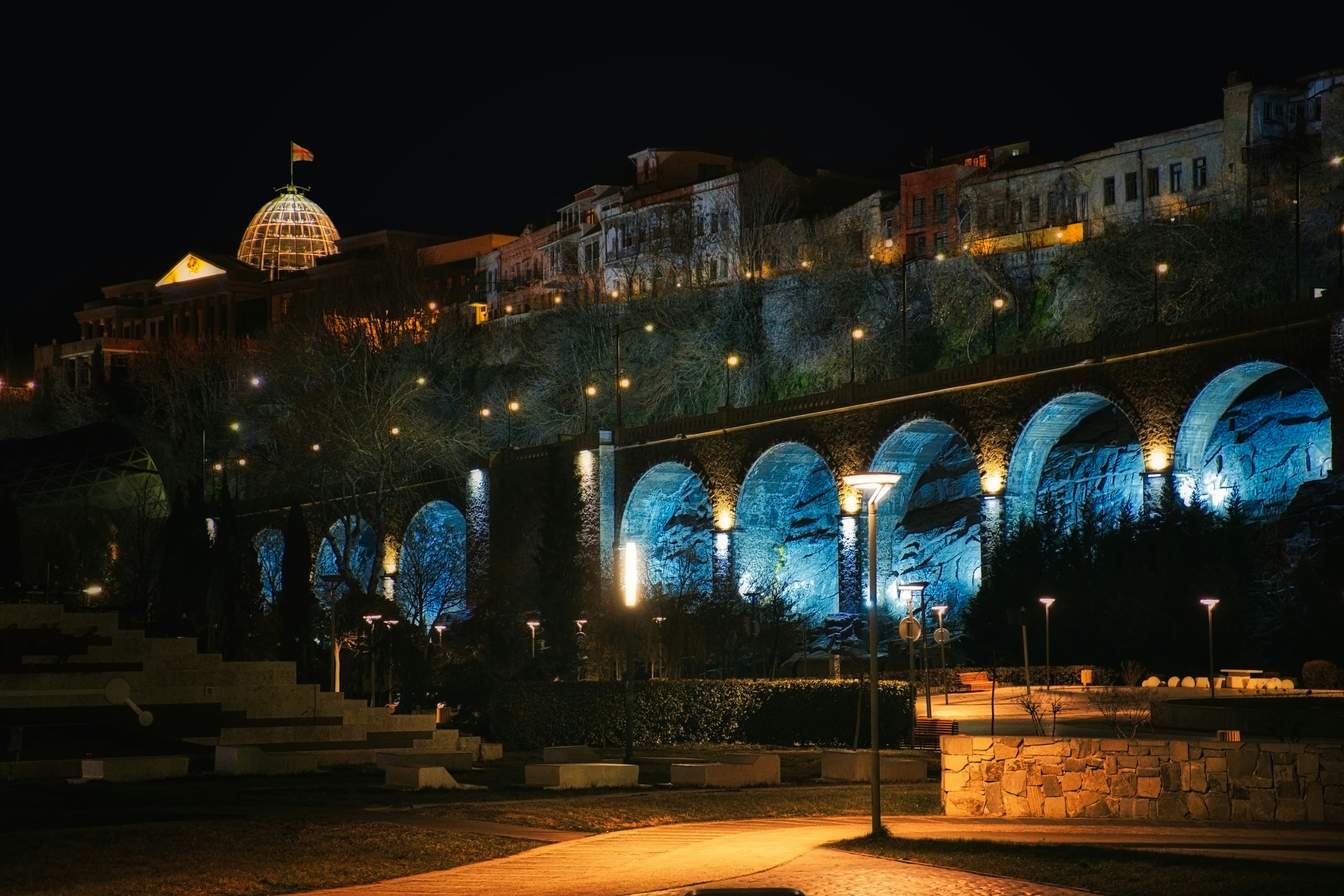 Парк Рике ночью с видом на президентский дворец (Тбилиси, Грузия)