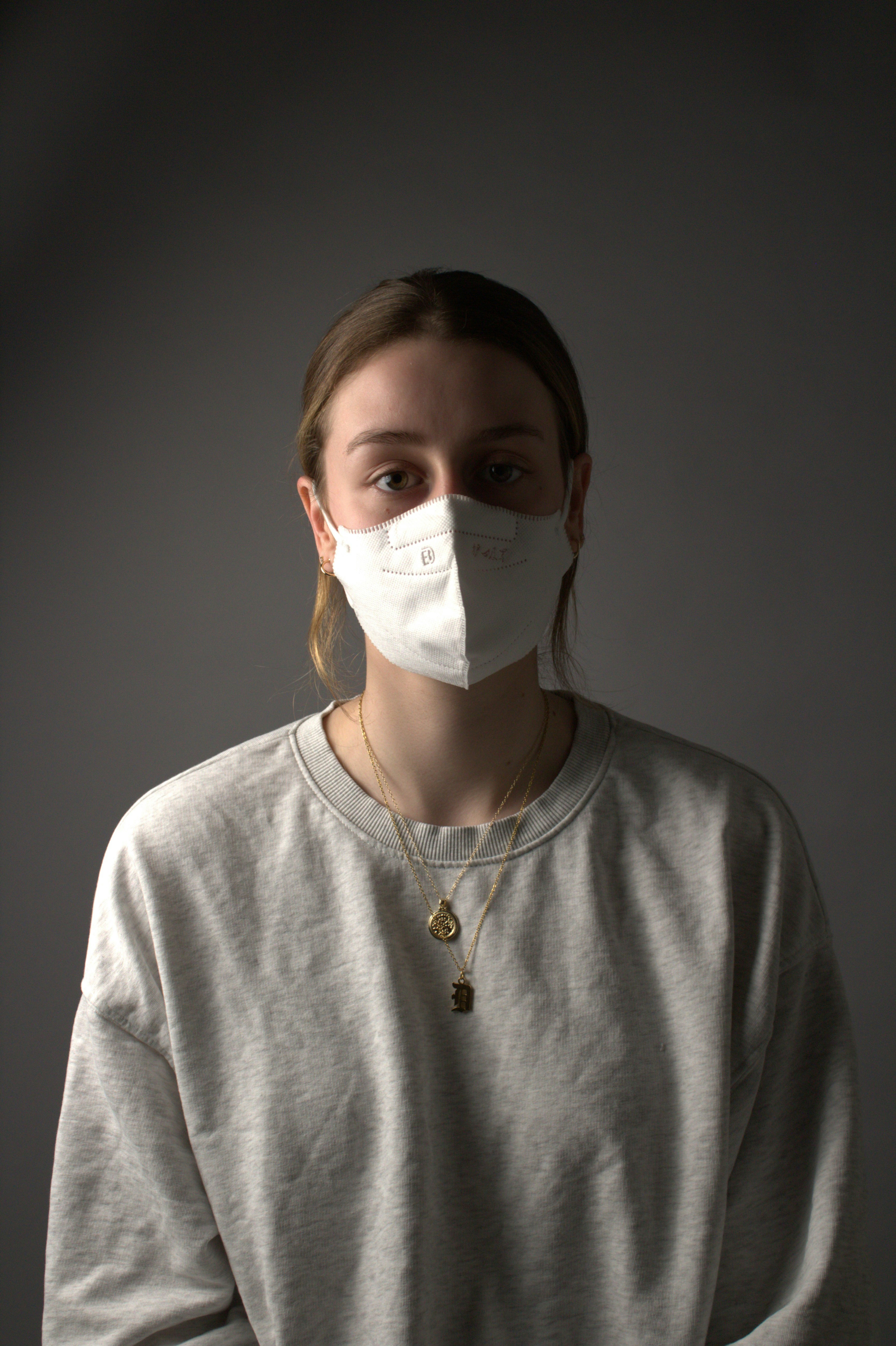 Eine Frau, die im Dunkeln eine Gesichtsmaske trägt