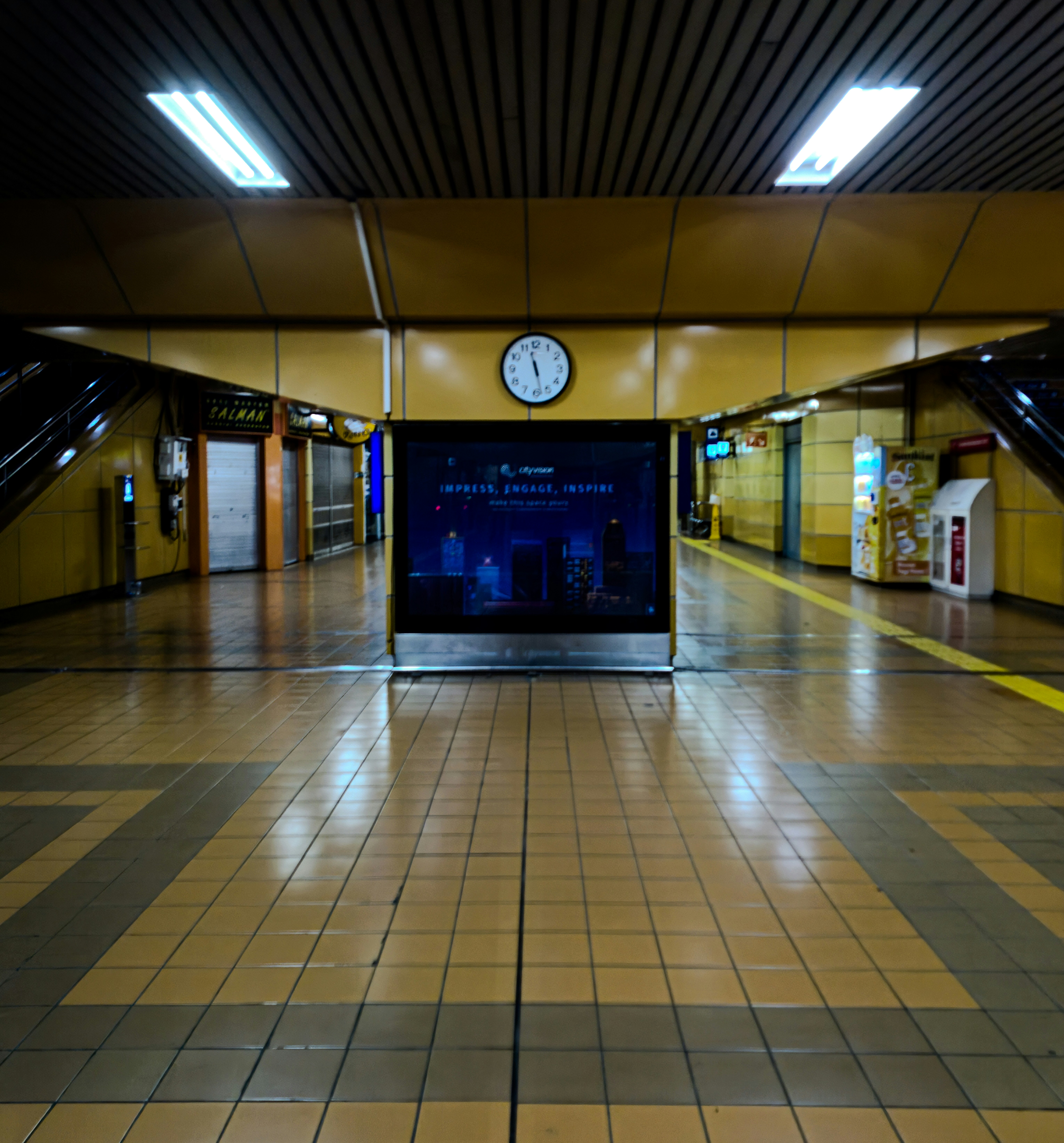 Stasiun kereta api dengan jam di dinding