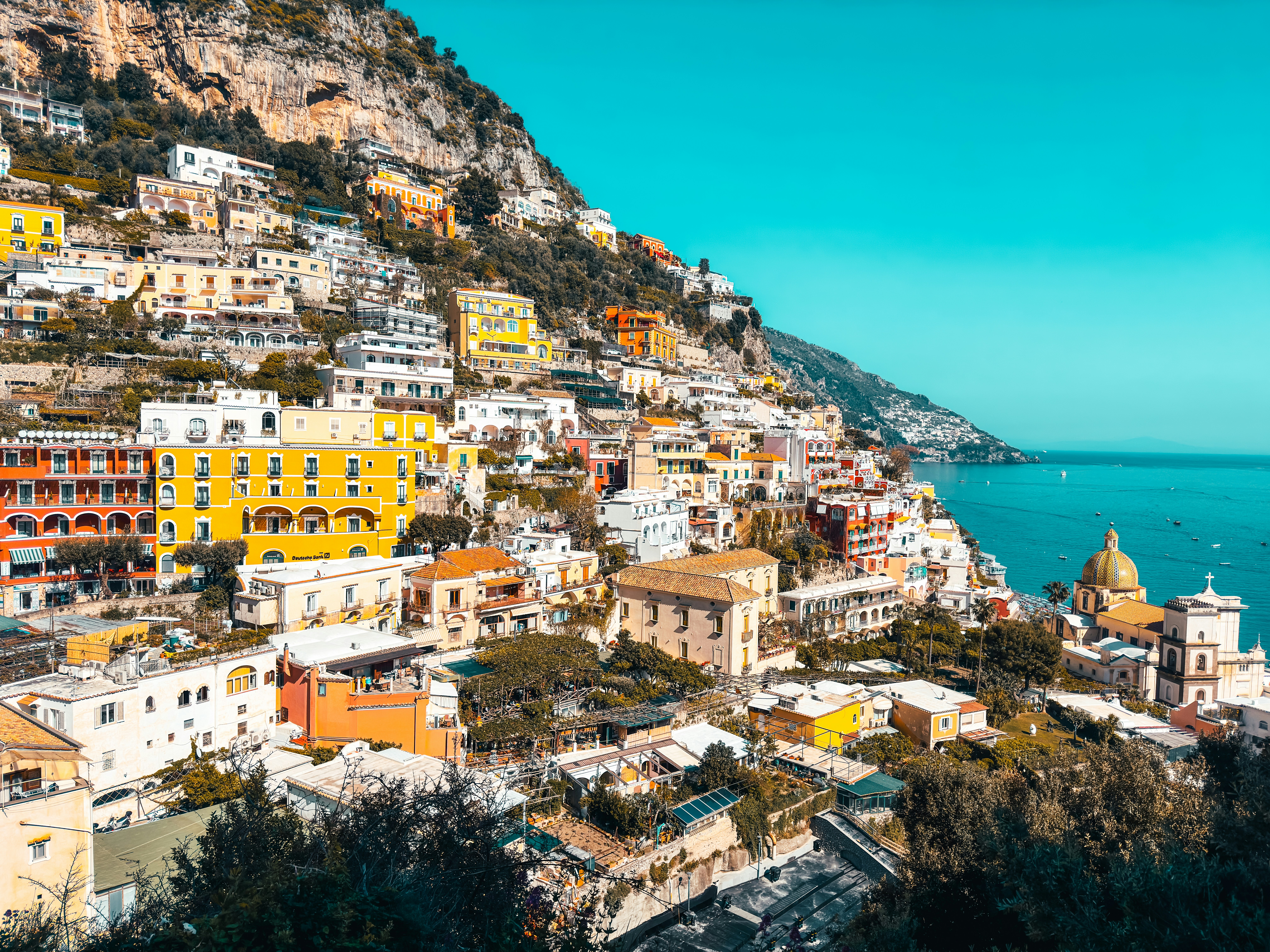 Positano vaade Amalfi rannikul – värvilised majad laskumas kaljult türkiissinise mere poole