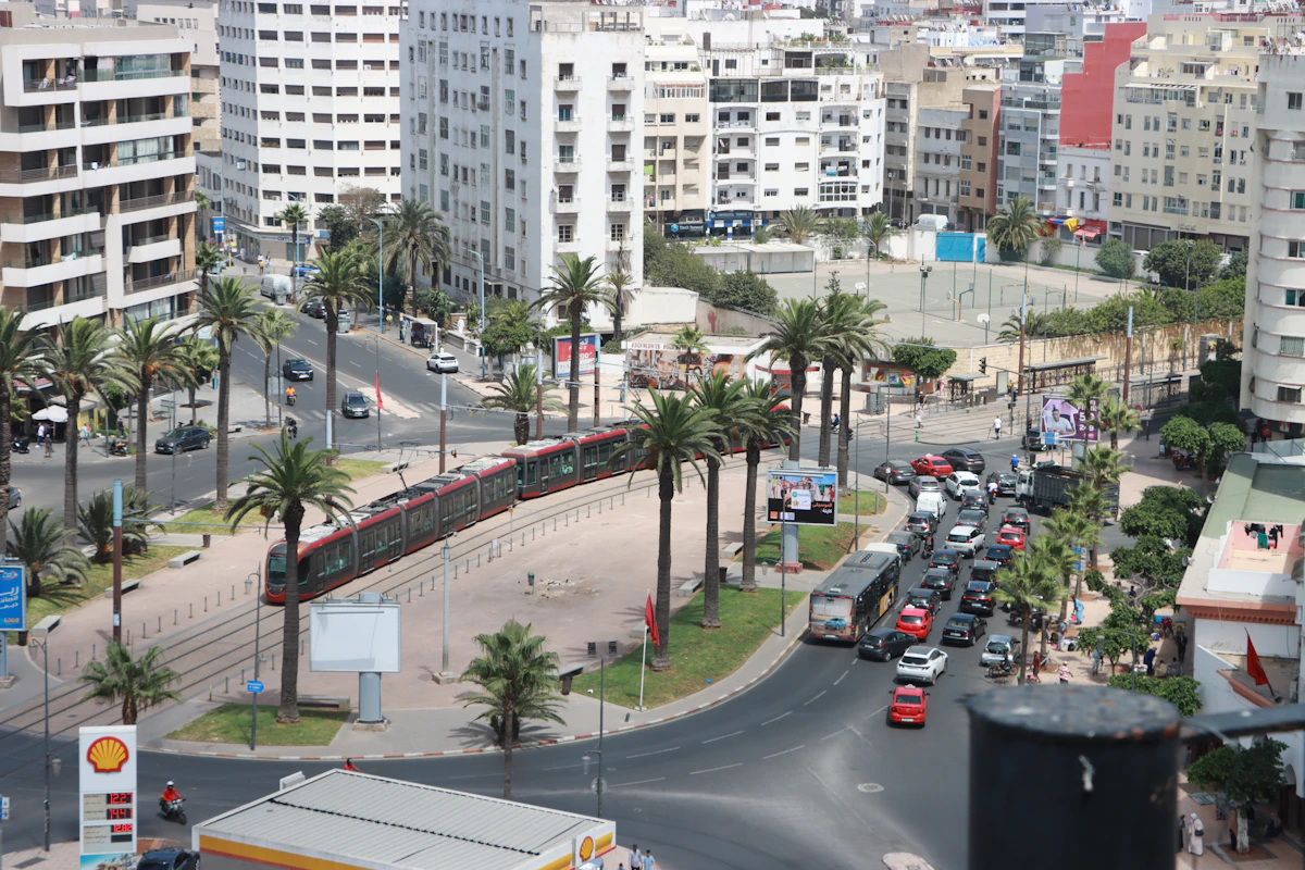 Rue commerçante de Casablanca avec immeubles et trafic urbain, contexte local marocain au quotidien
