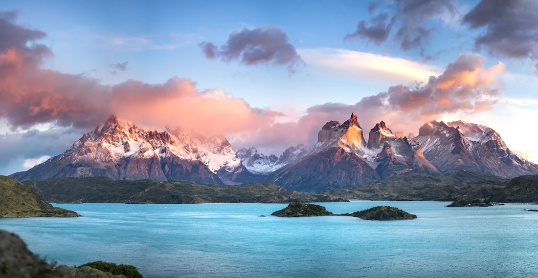 Paisaje montañoso y lago de Torres del Paine, Región de Magallanes