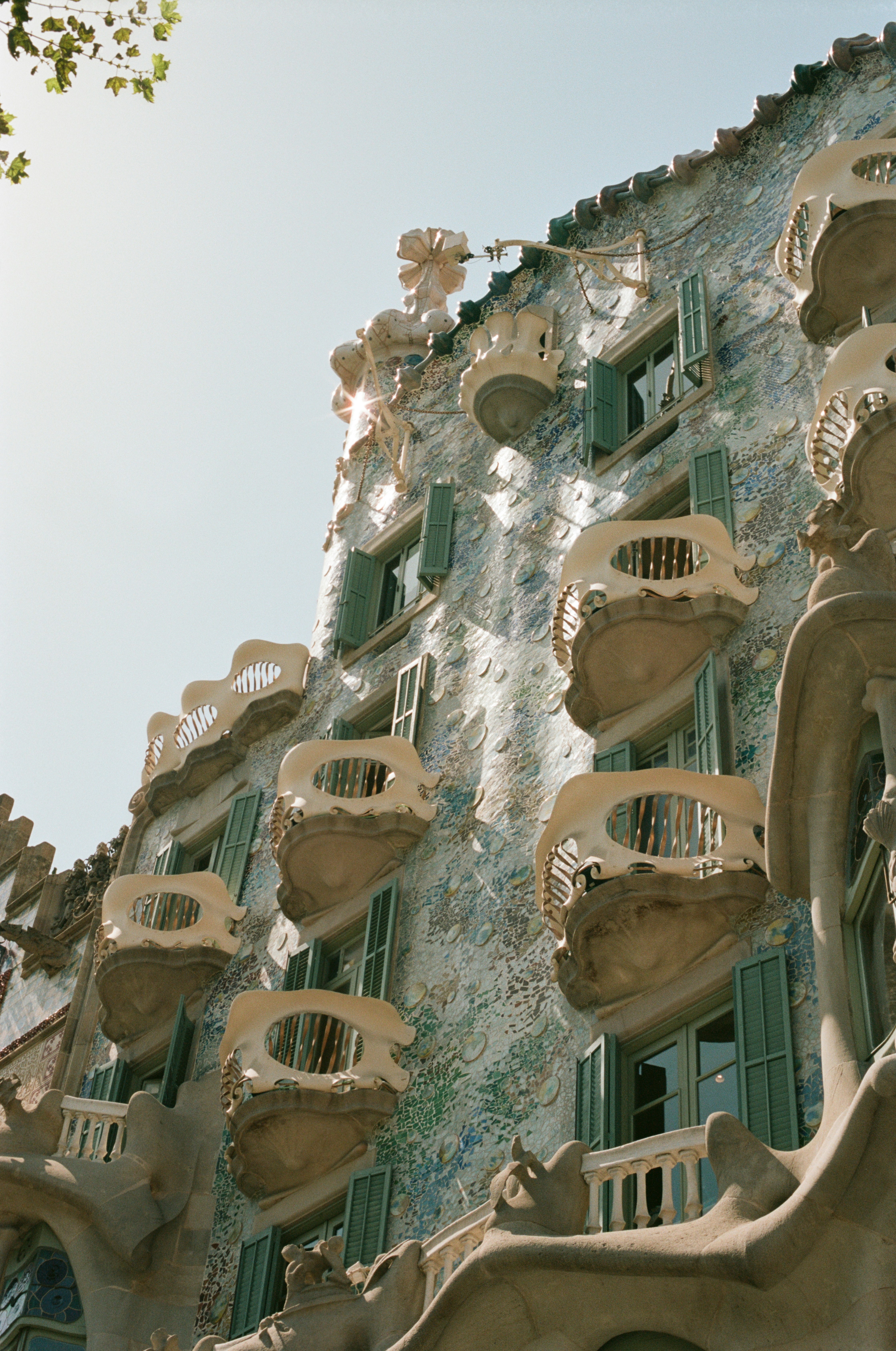 A tall building with many balconies and balconies on it