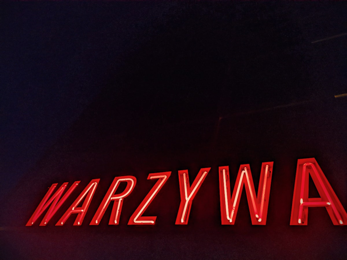 A red sign that says warzywka on it