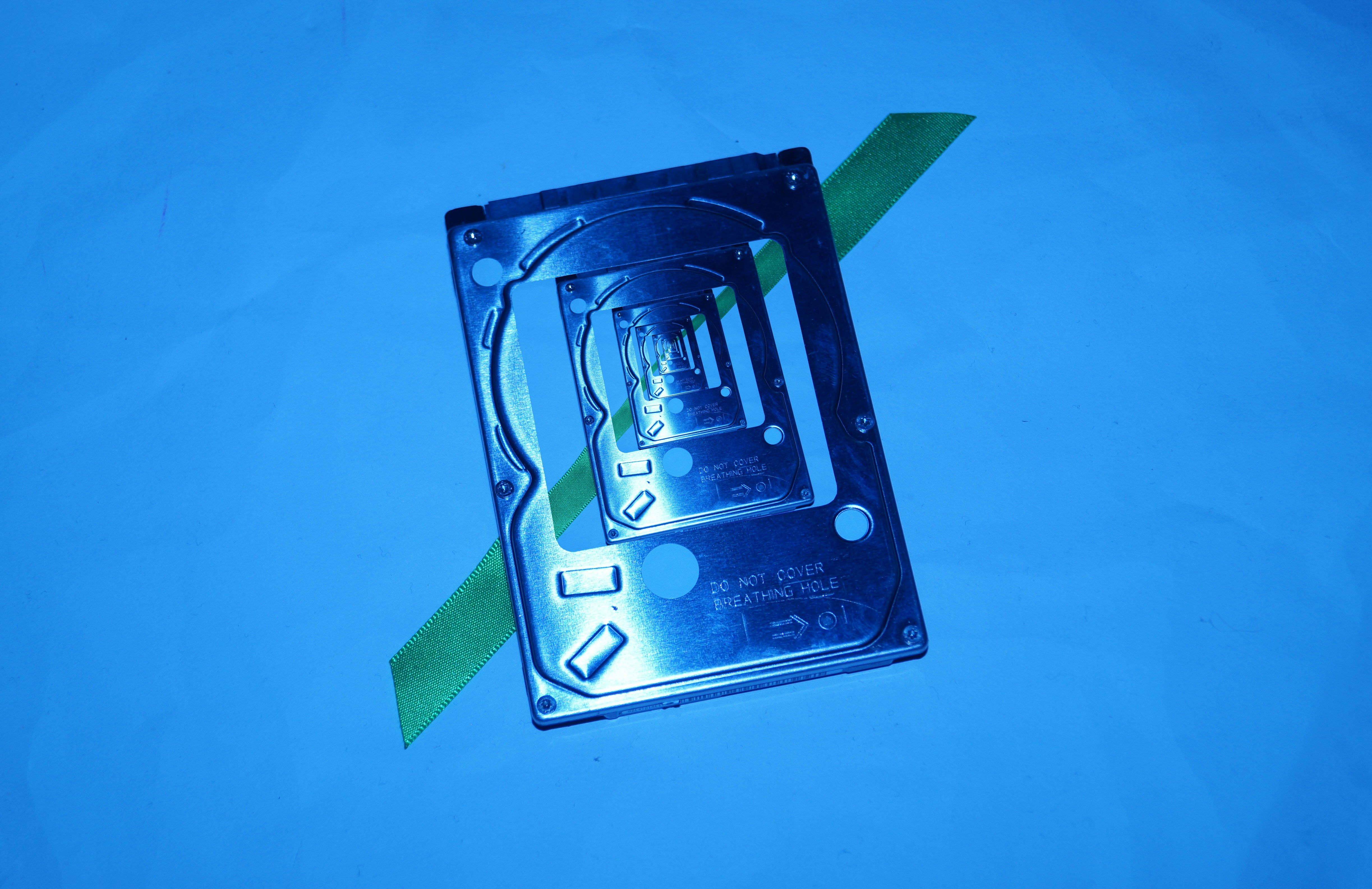 El disco duro de una computadora con una flecha verde