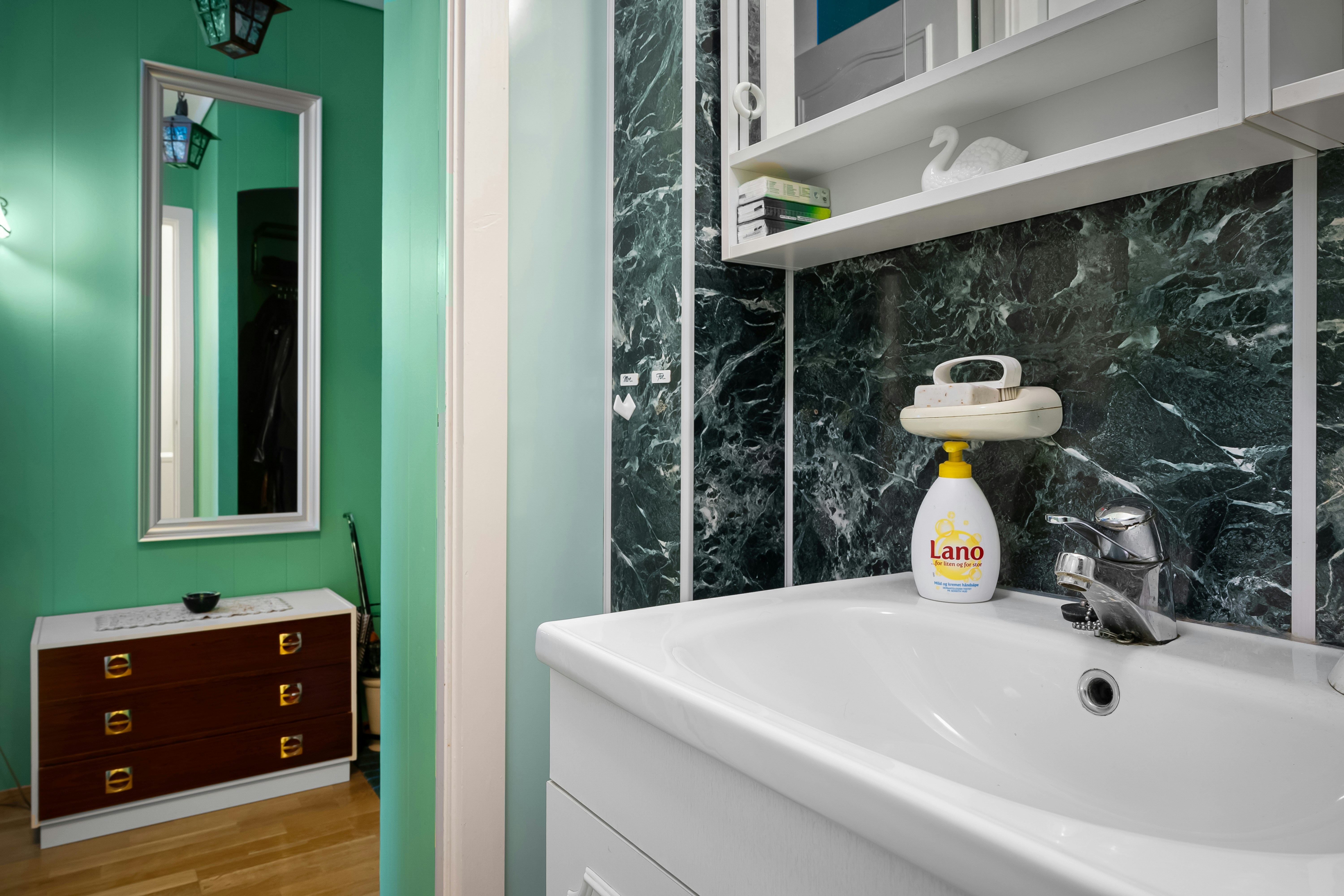 Banyoda rutubeti ve küfü önleyen, neme dayanıklı yeni nesil boya uygulaması yapılmış modern banyo dekorasyonu.