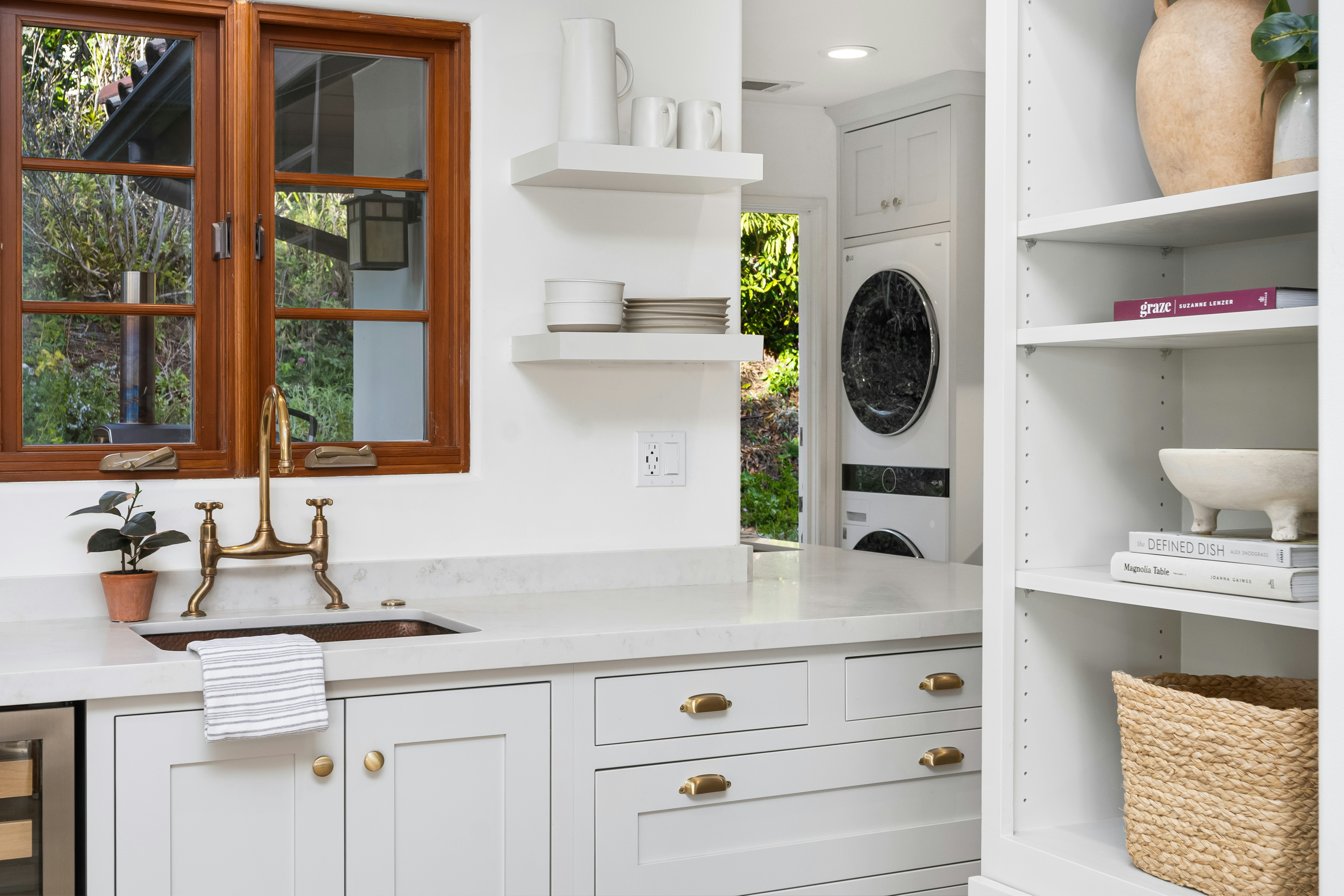 rustic laundry room white, wallpaper, Farmhouse Laundry Room for Small Spaces: Design & Tips 2