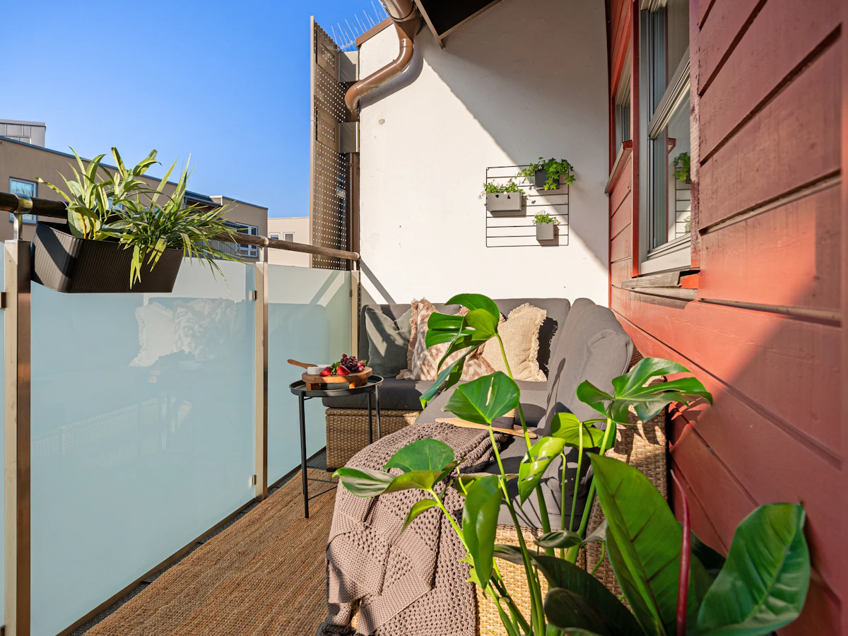 Balkon mit einem Stuhl und Pflanzen als möglicher rauchfreier Pausenplatz