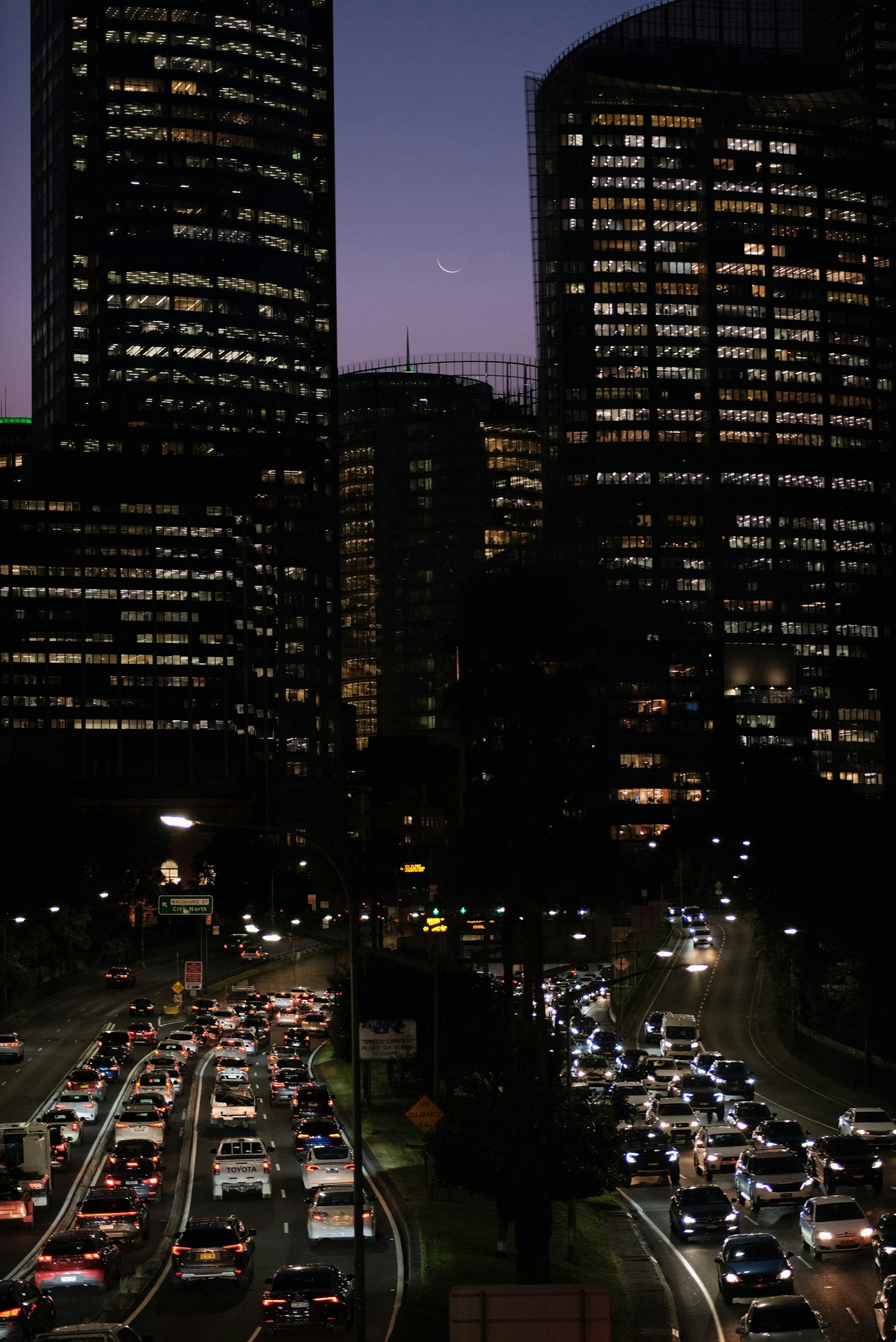 A city street filled with lots of traffic at night