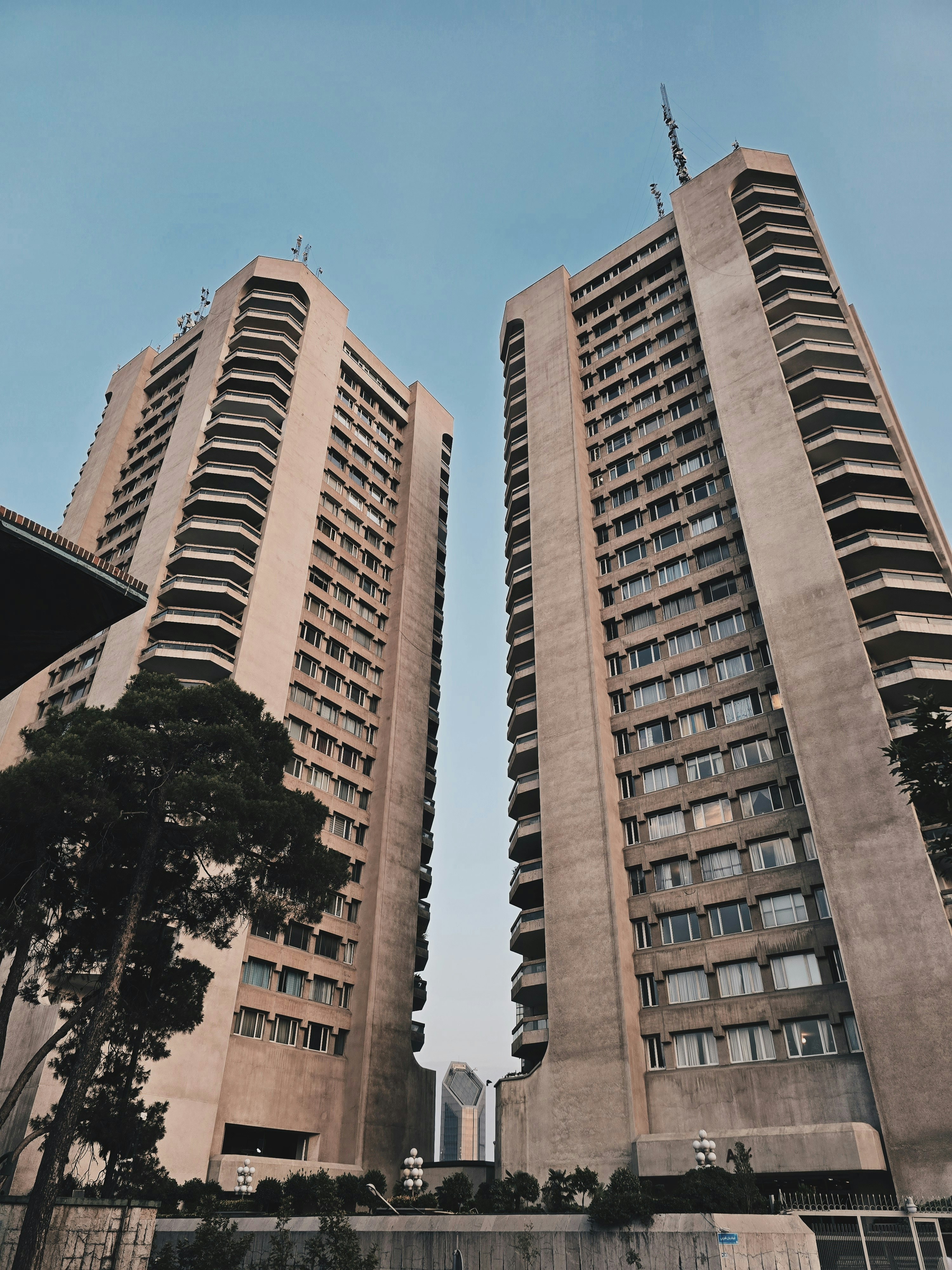 Un par de edificios altos sentados uno al lado del otro