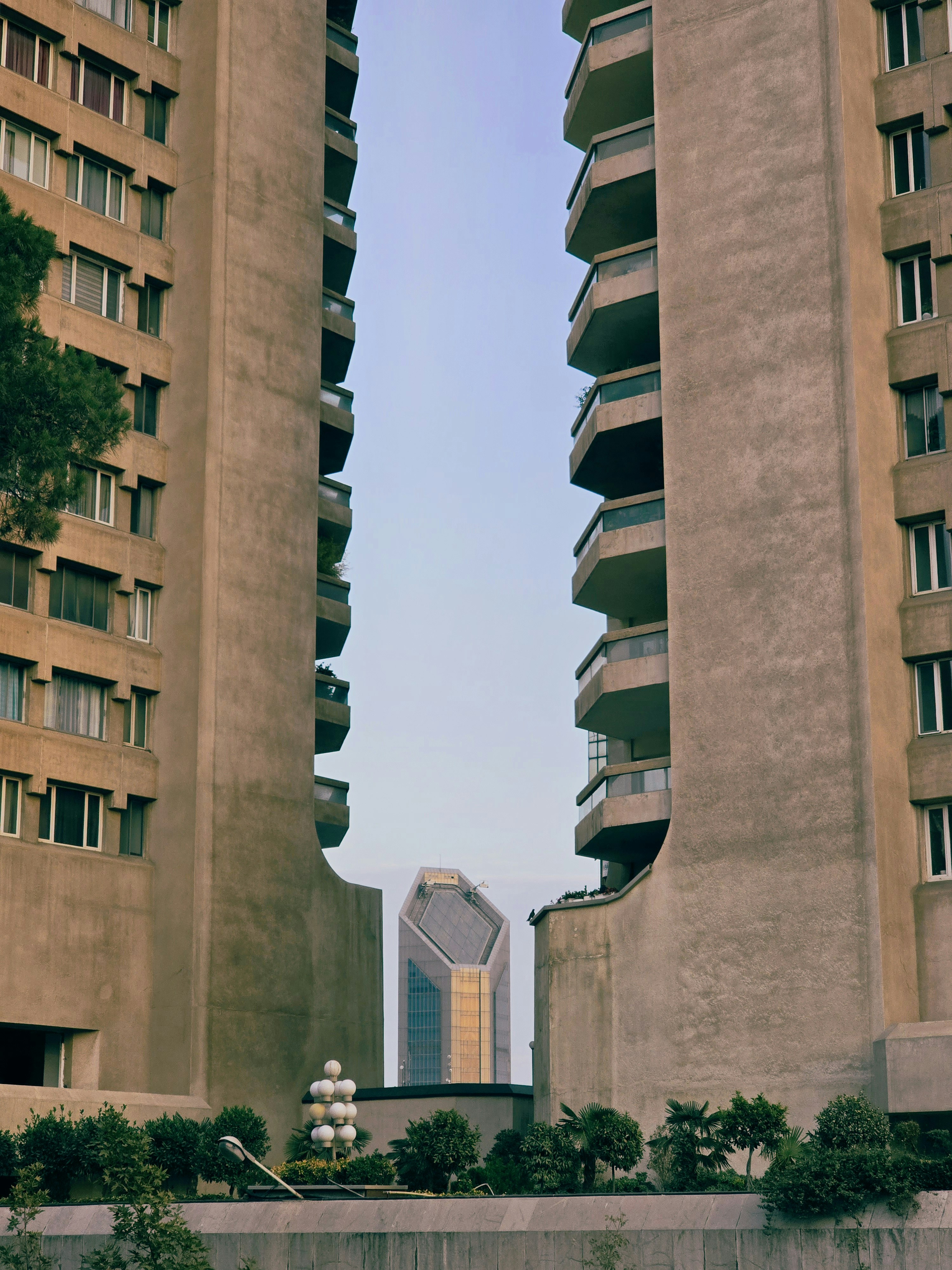 Un par de edificios altos sentados uno al lado del otro