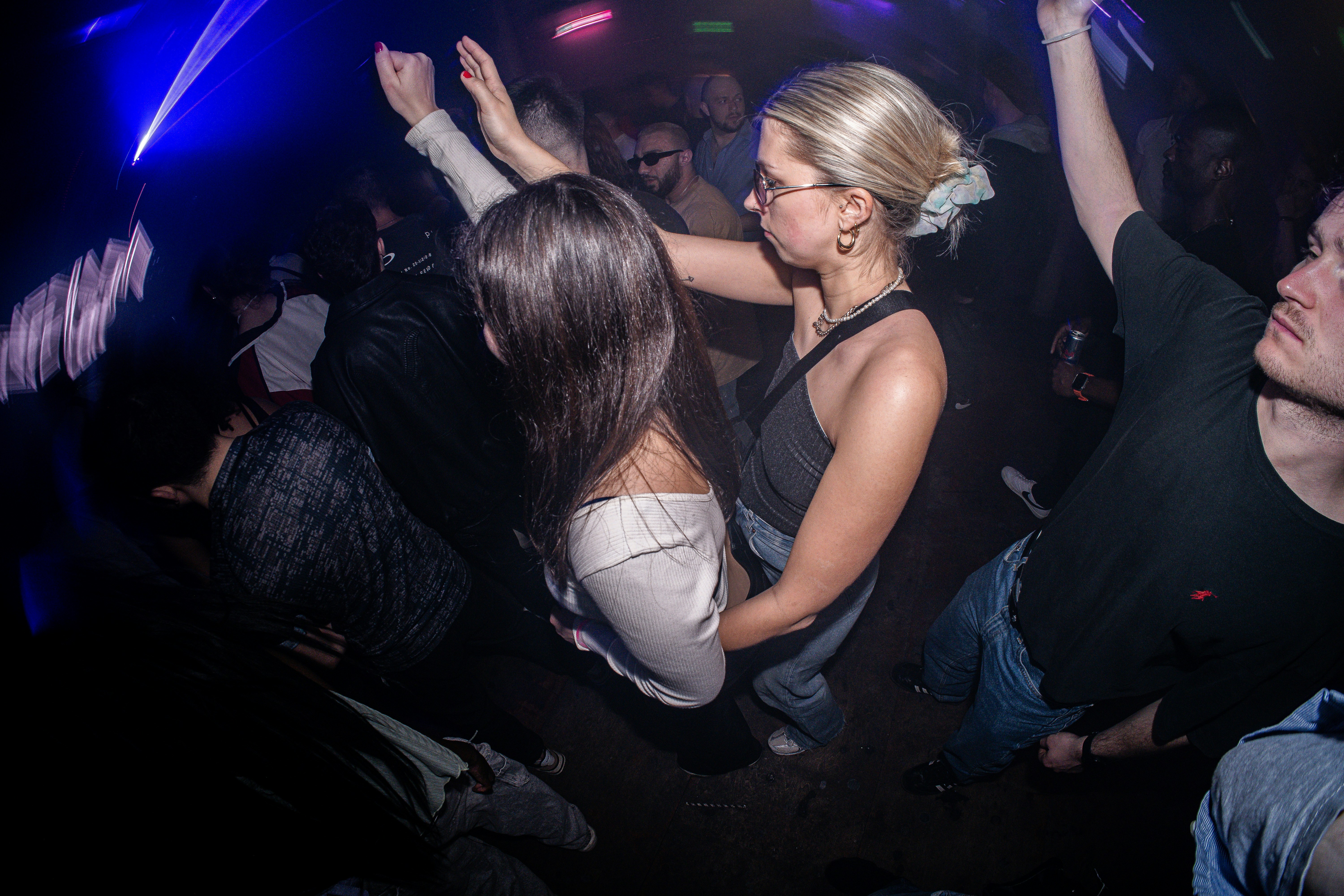 Image de Top 10 morceaux deep tech house pour électriser vos soirées en bar à Nantes