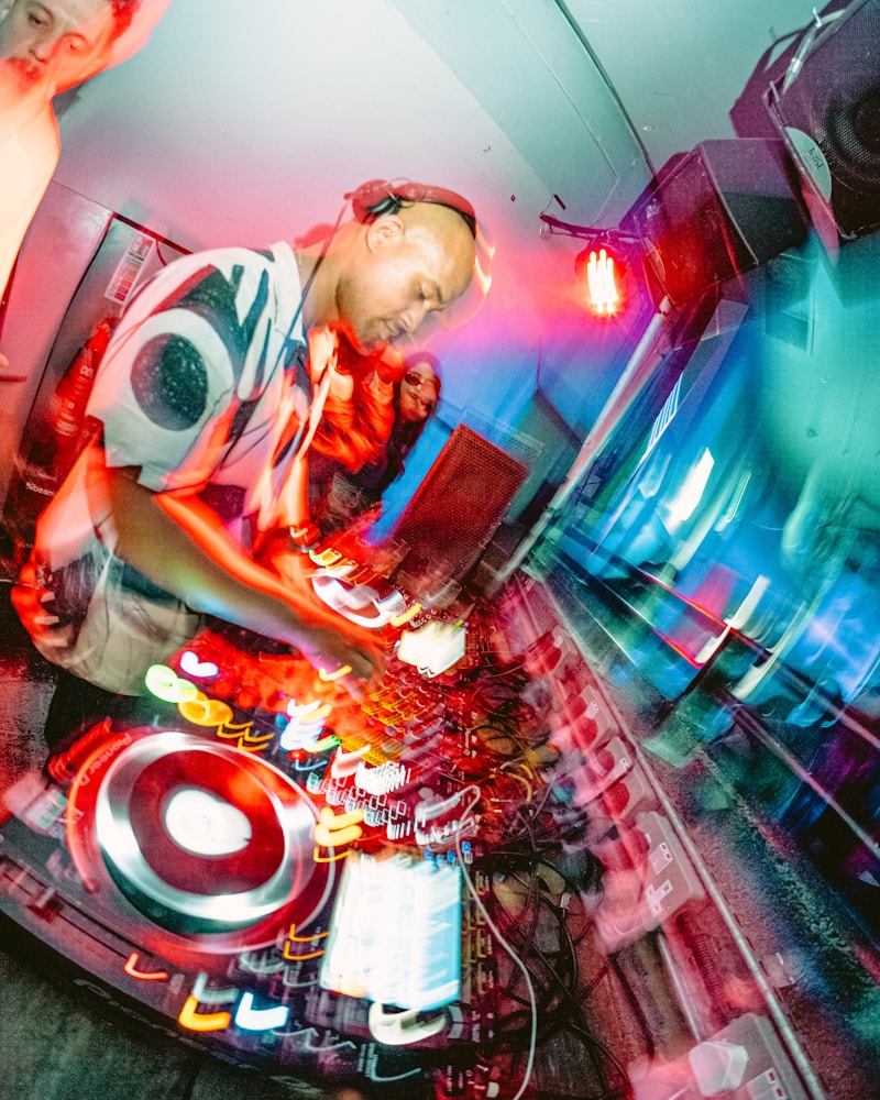 DJ