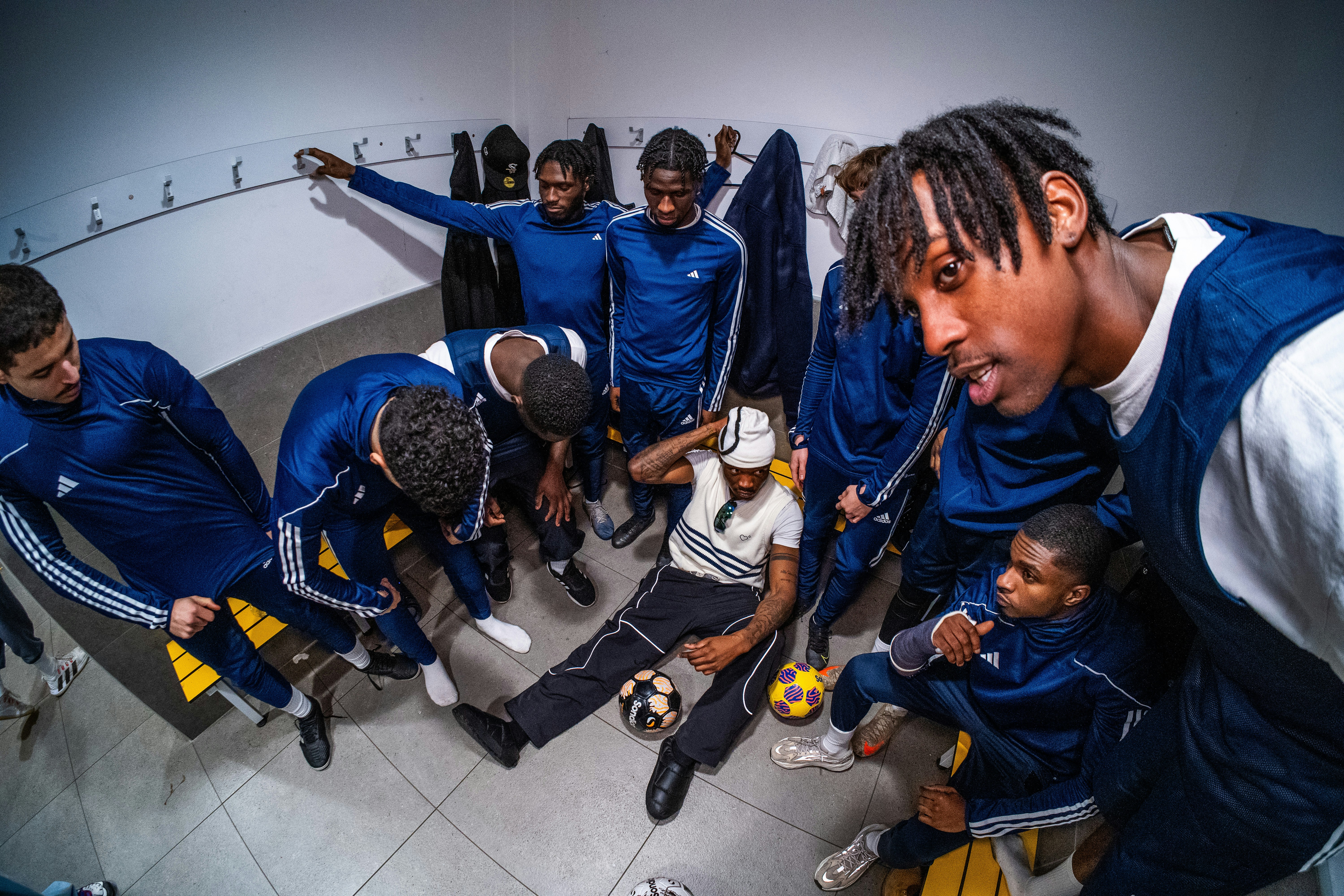 Camisetas colgadas en un vestuario antes de un partido de fútbol