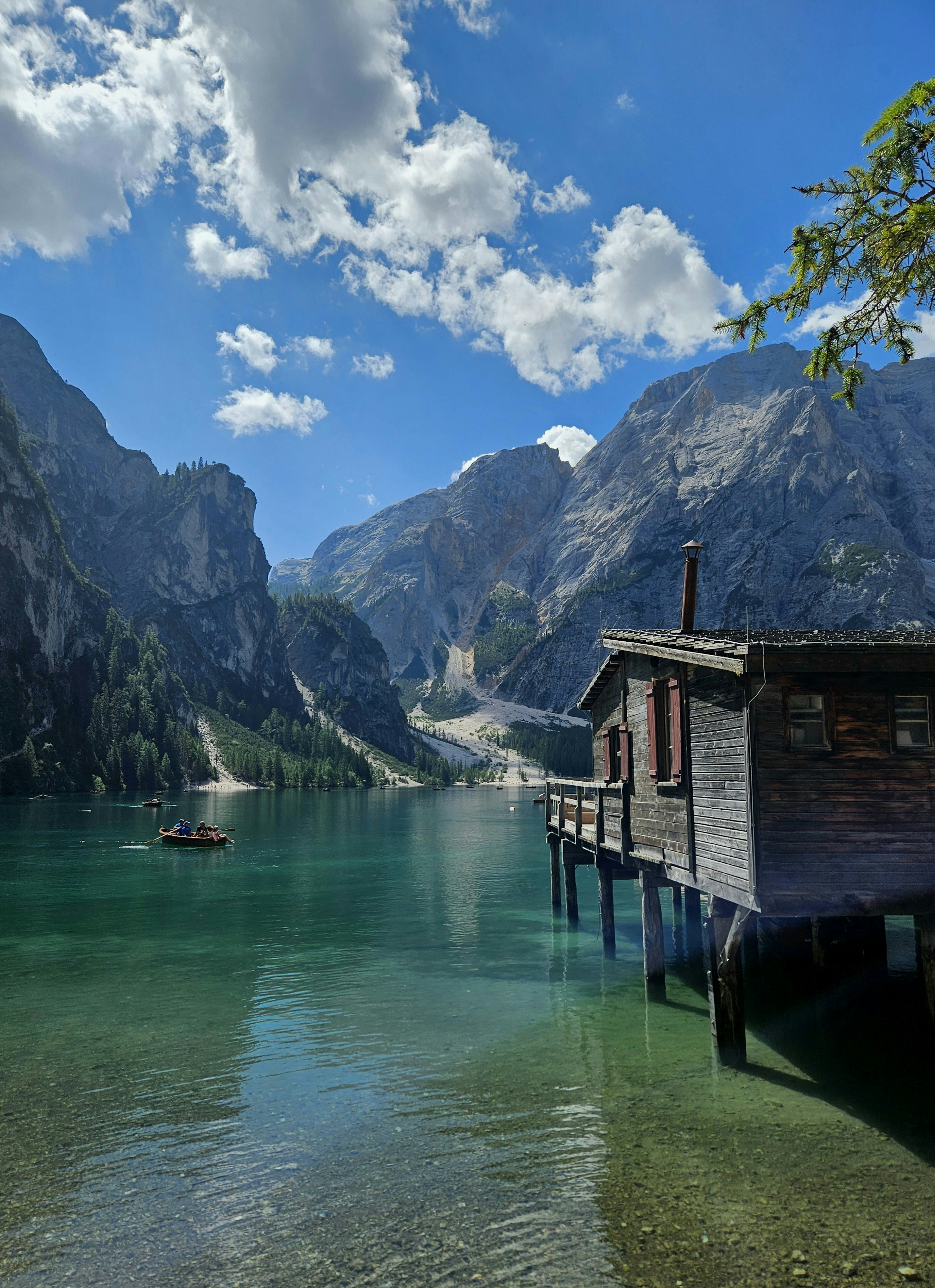 Un quai de bateau sur un lac avec des montagnes en arrière-plan
