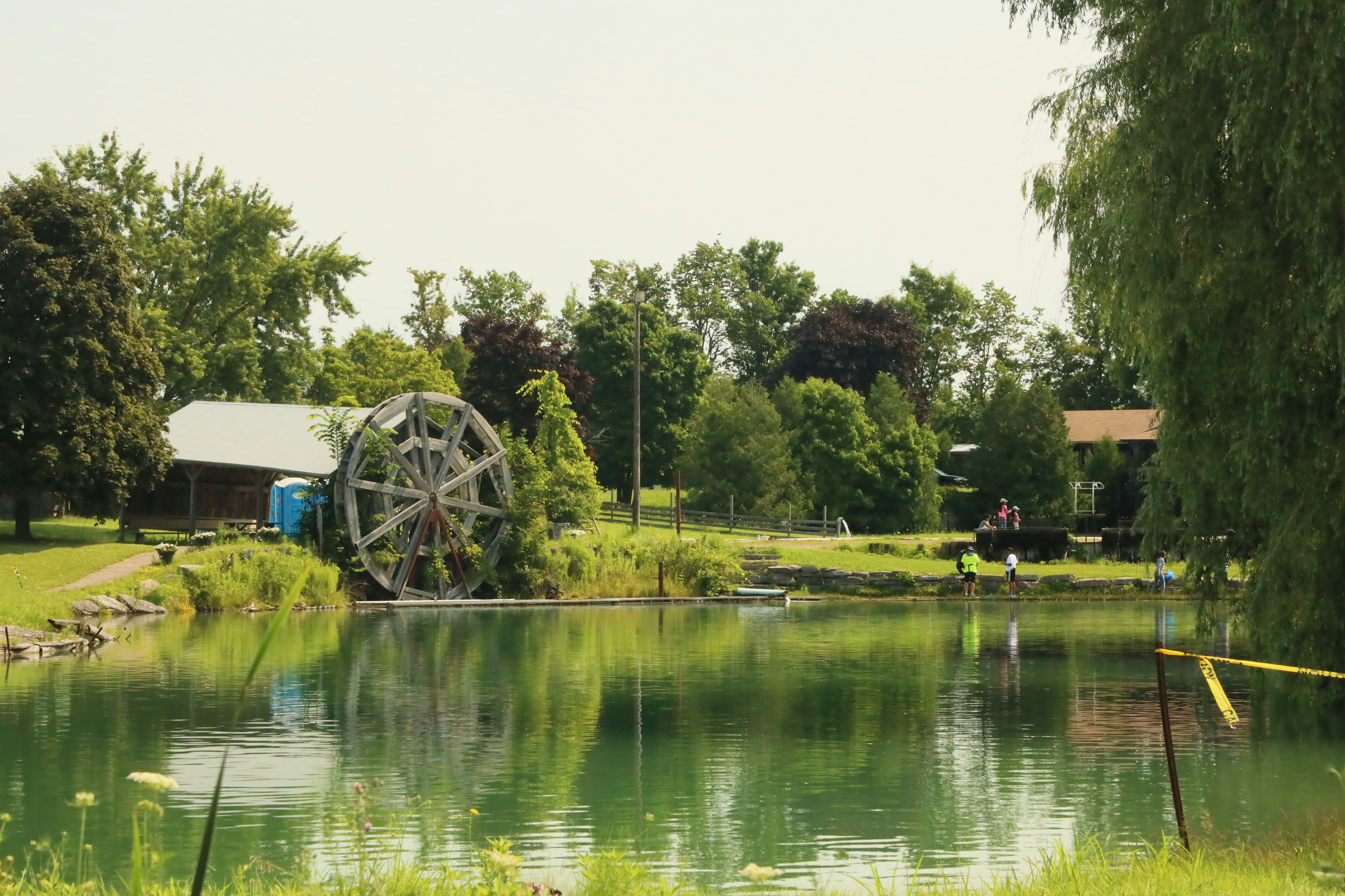 真ん中に水車がある池
