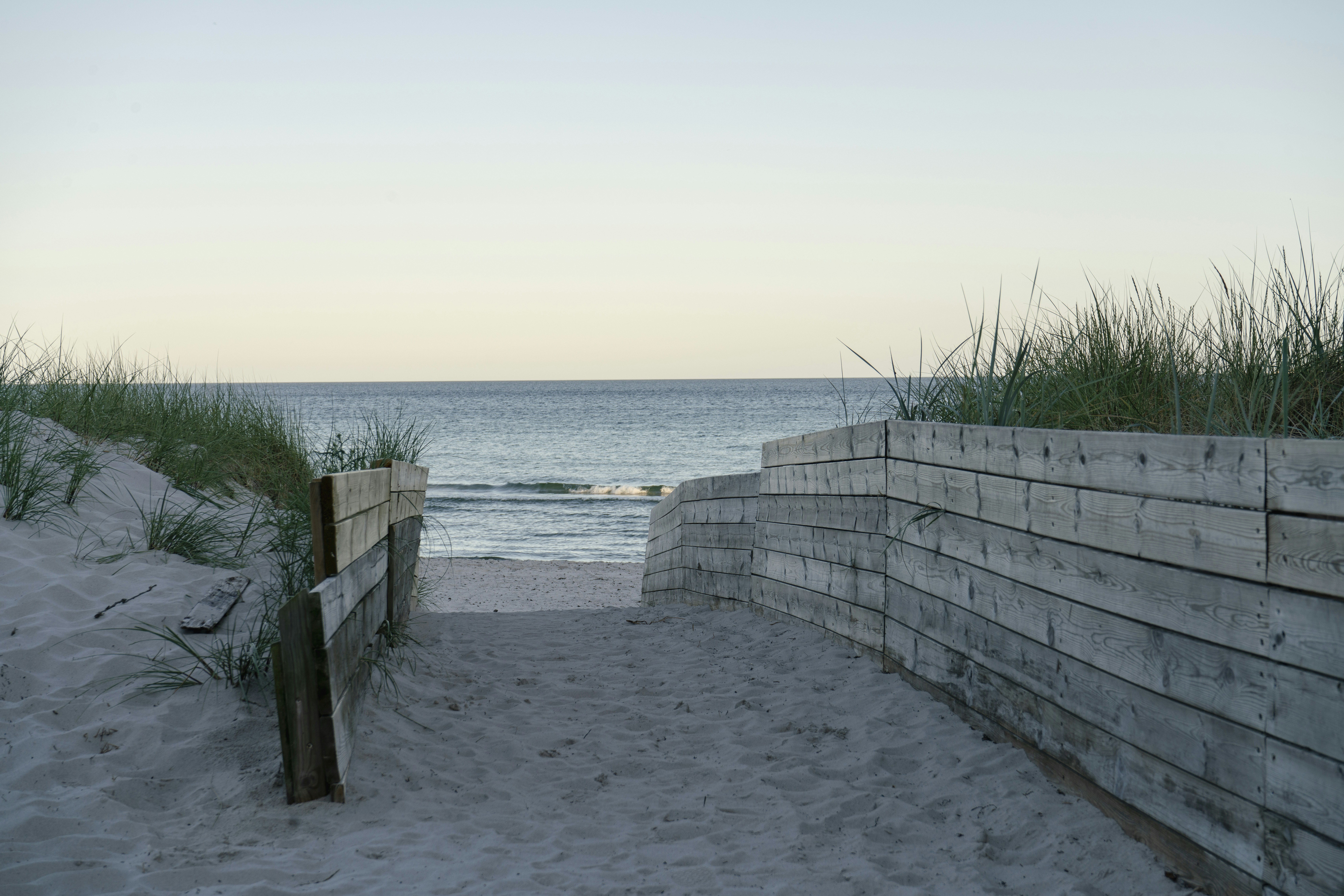 Ein Weg zum Strand, der zum Meer führt