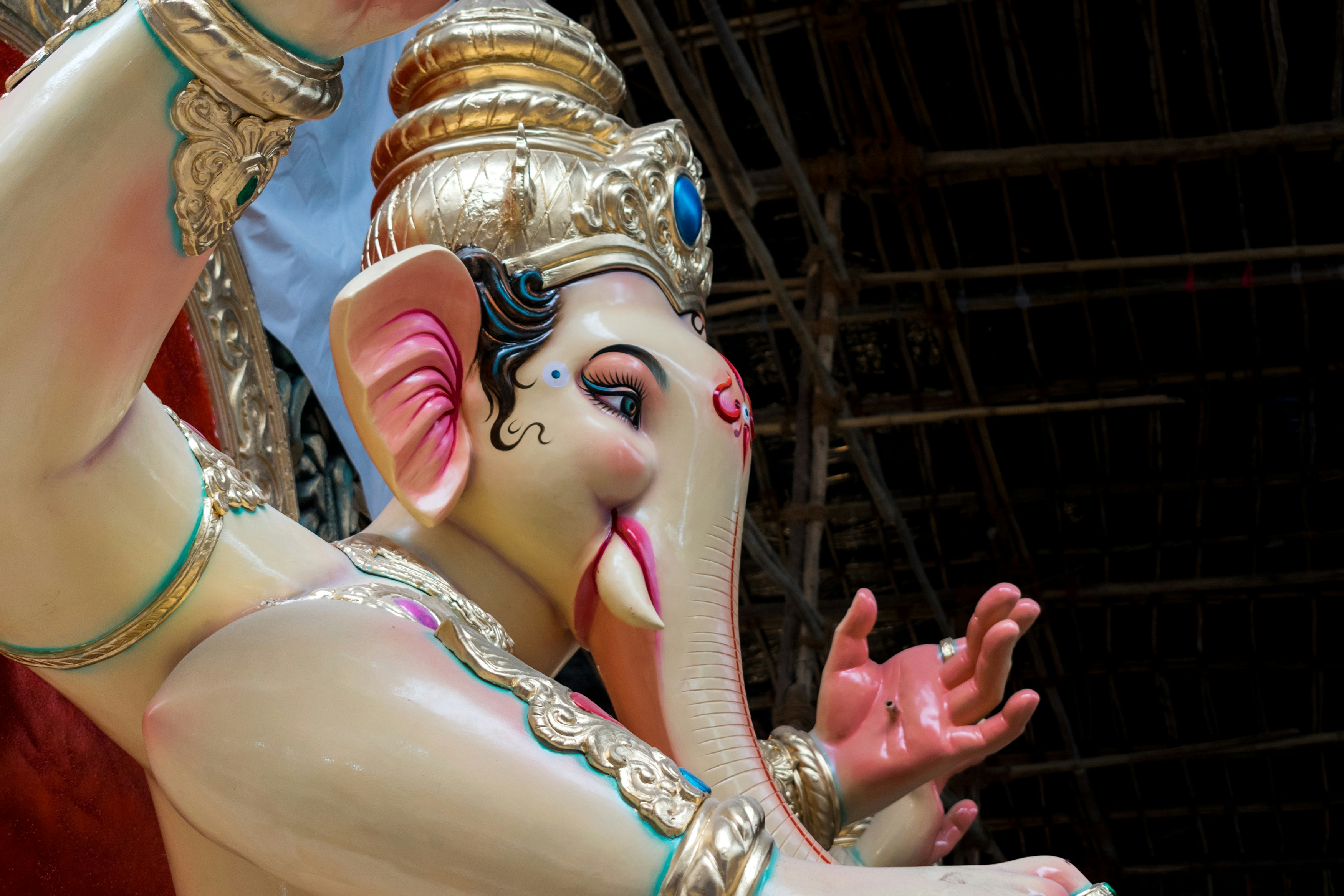 Photo 1723350863178 2e4e9fb6e0c8?ixid=M3w1ODkyNzF8MHwxfHNlYXJjaHwyfHxjZWxlc3RpYWwlMjB3b3Jrc2hvcHxlbnwwfDB8fHwxNzY0NjA4NjcwfDA&ixlib=rb 4.1