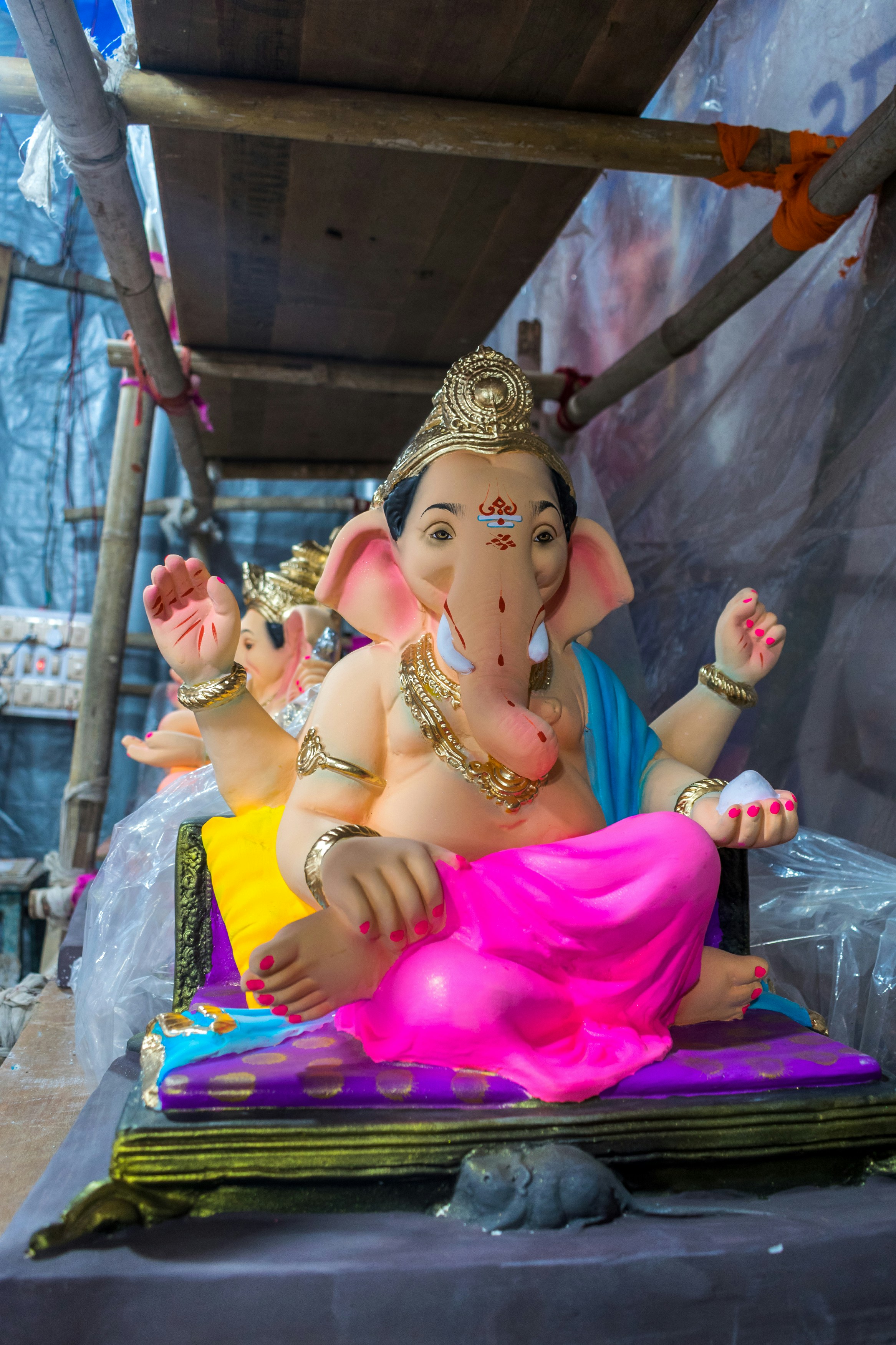 gray computer monitor