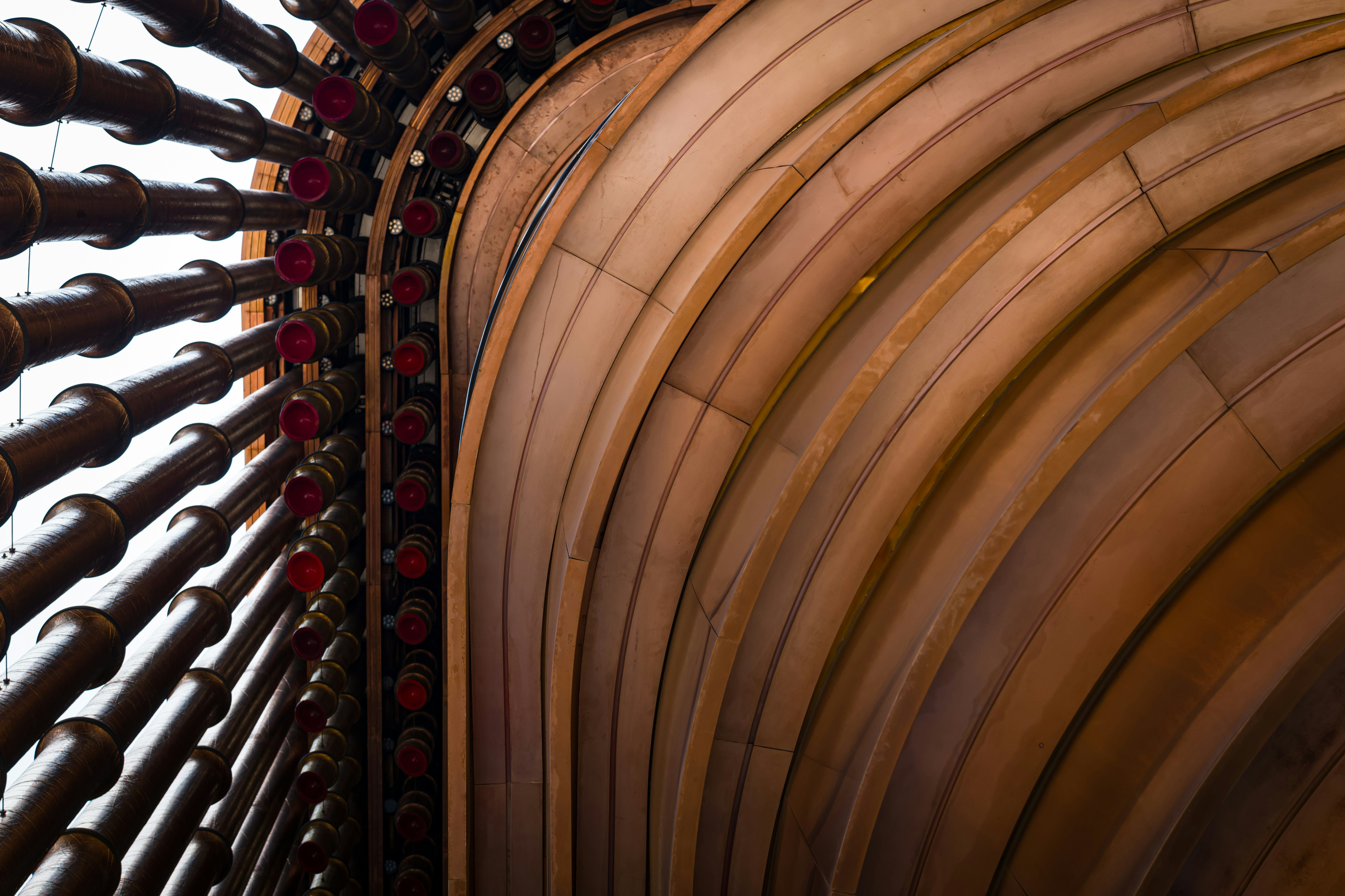 Nahaufnahme eines Fensters mit Holzjalousien