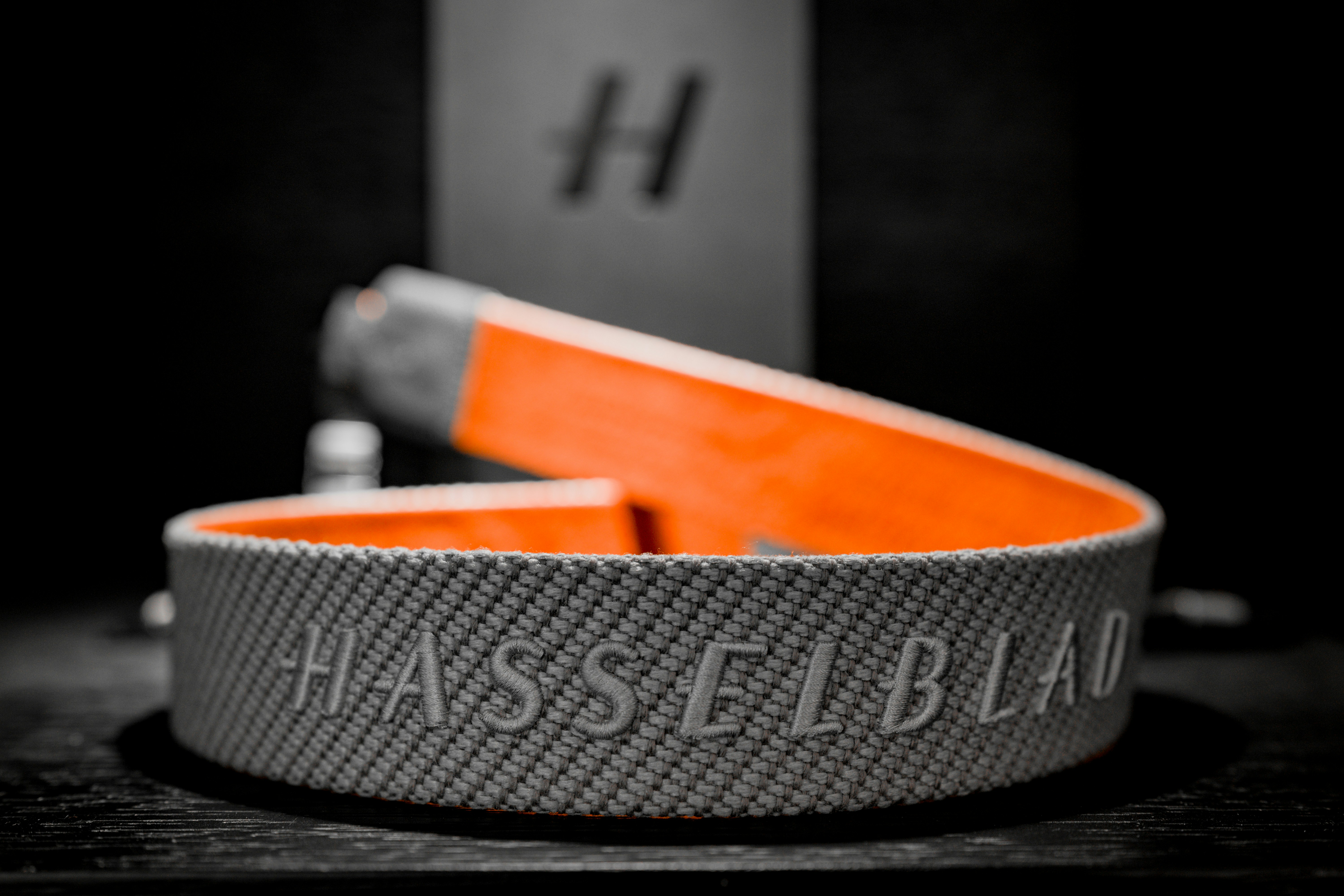 오렌지와 그레이 브레이슬릿의 클로즈업