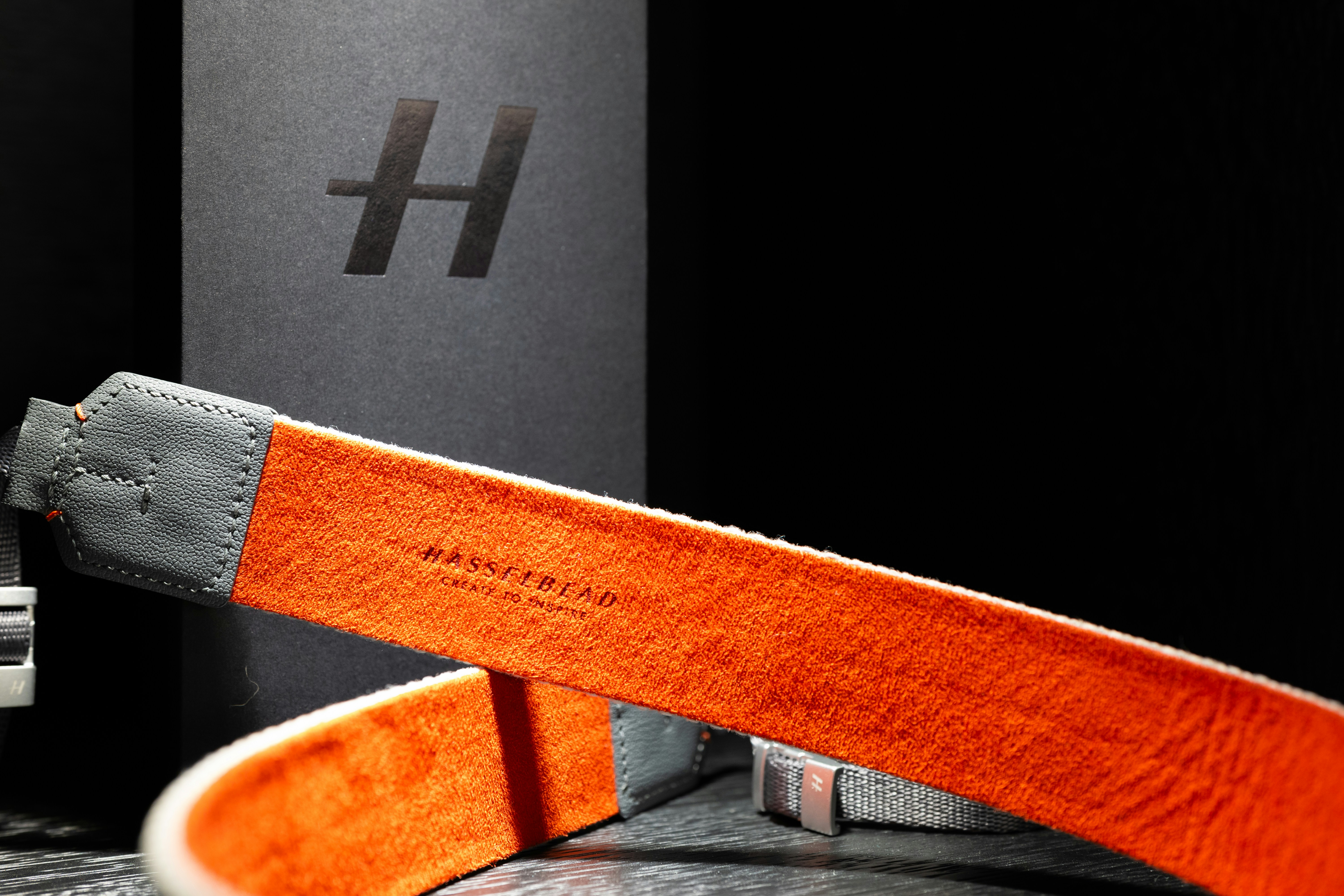 테이블 위에 있는 나무 물체의 클로즈업