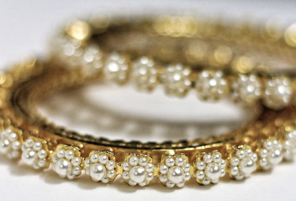 Schimmernde Armbänder in Goldtönen