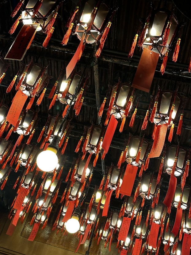 A room filled with lots of lights hanging from the ceiling
