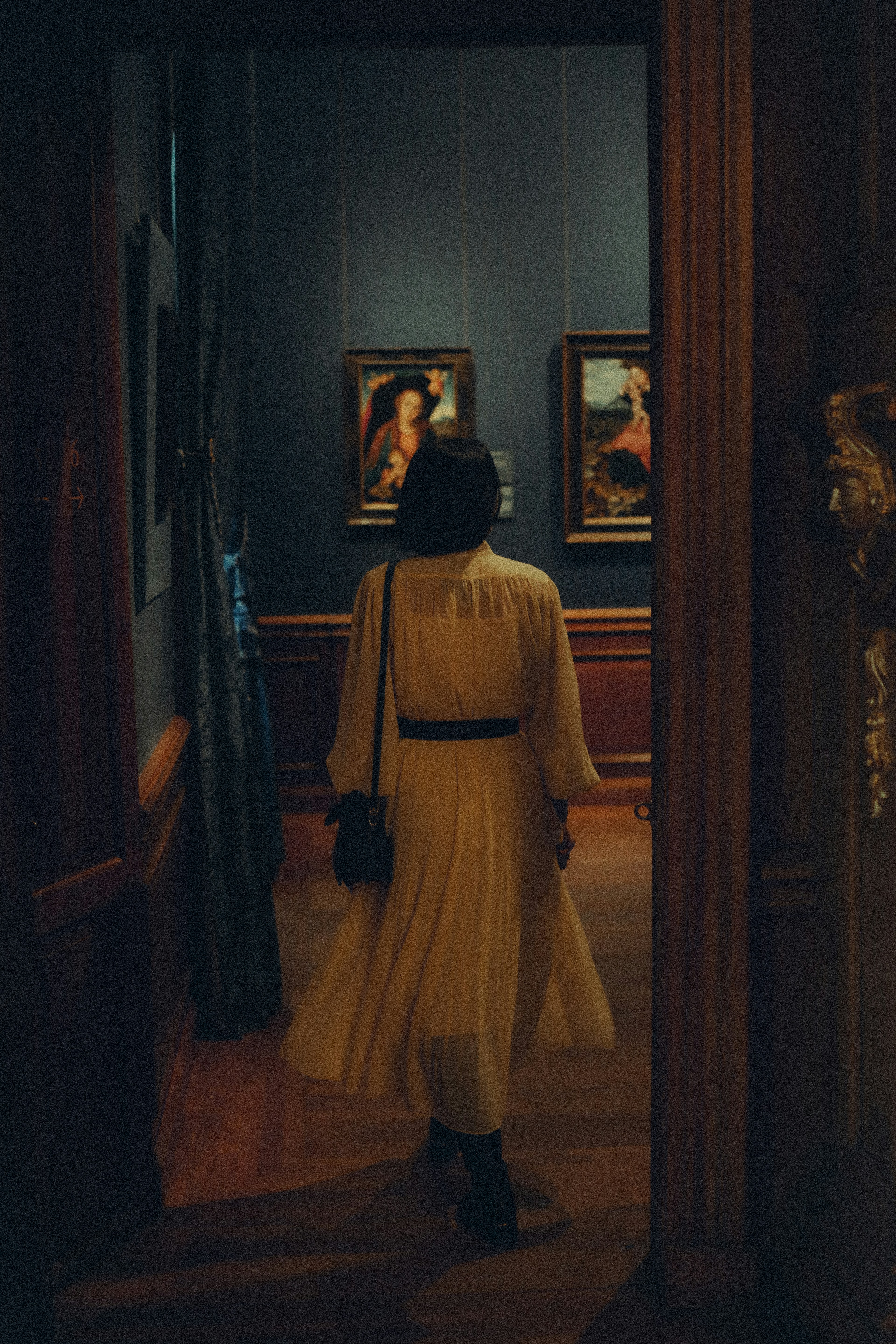 una donna in, un vestito bianco, entrare, una stanza