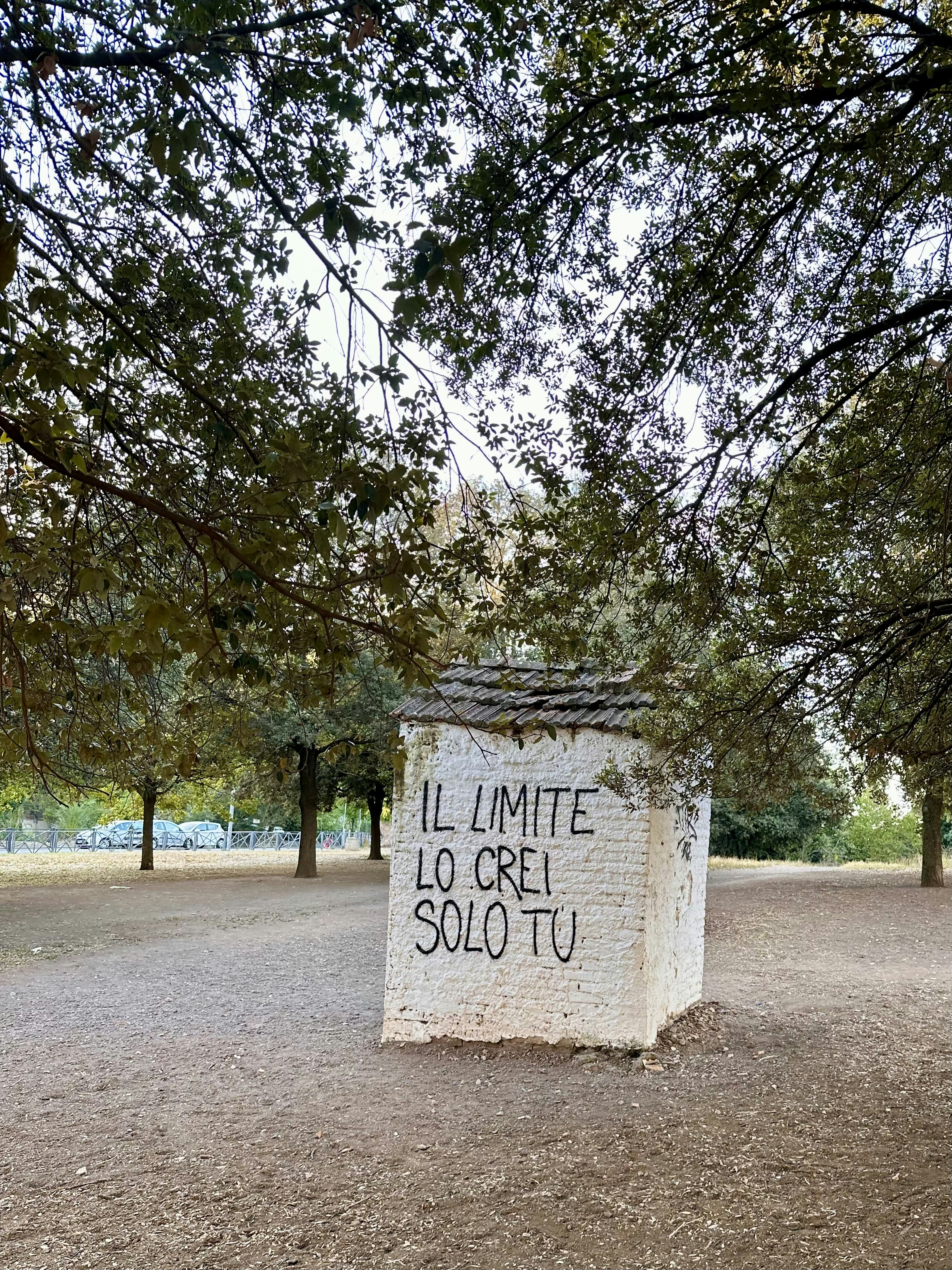 Un cartello che si trova in mezzo a un campo