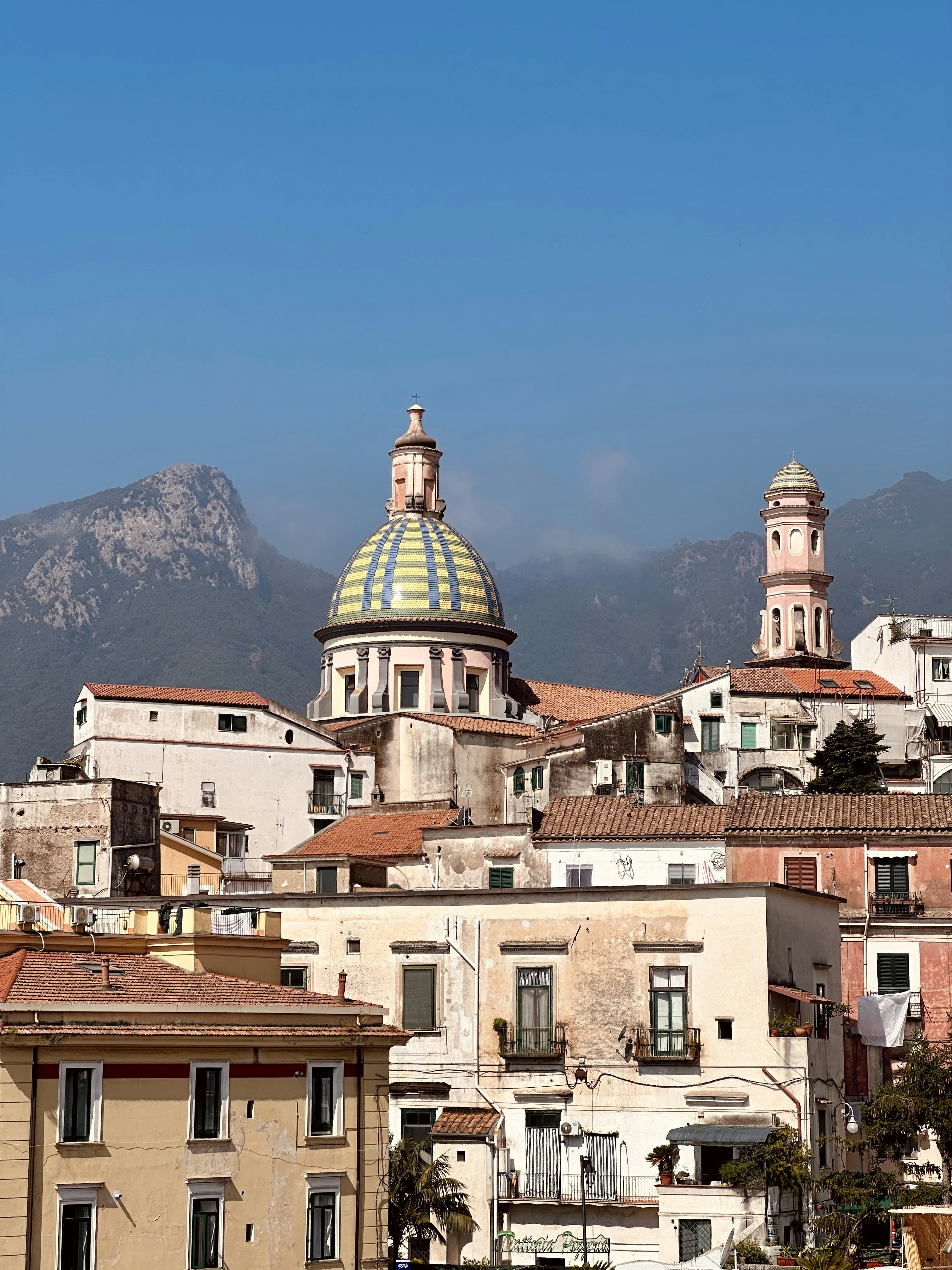 Una veduta di una città con le montagne sullo sfondo