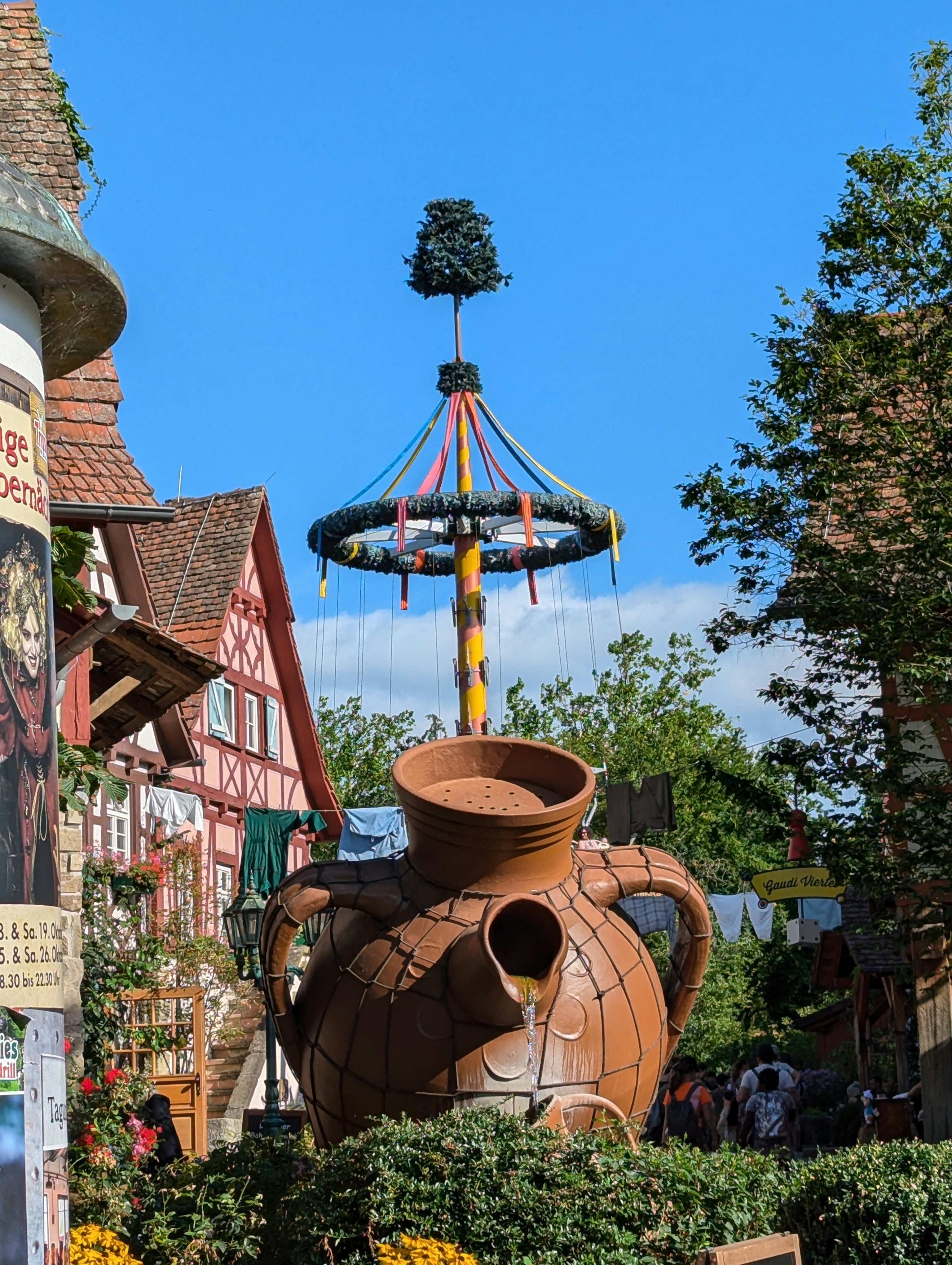 Eine große Vase, die mitten in einem Garten steht