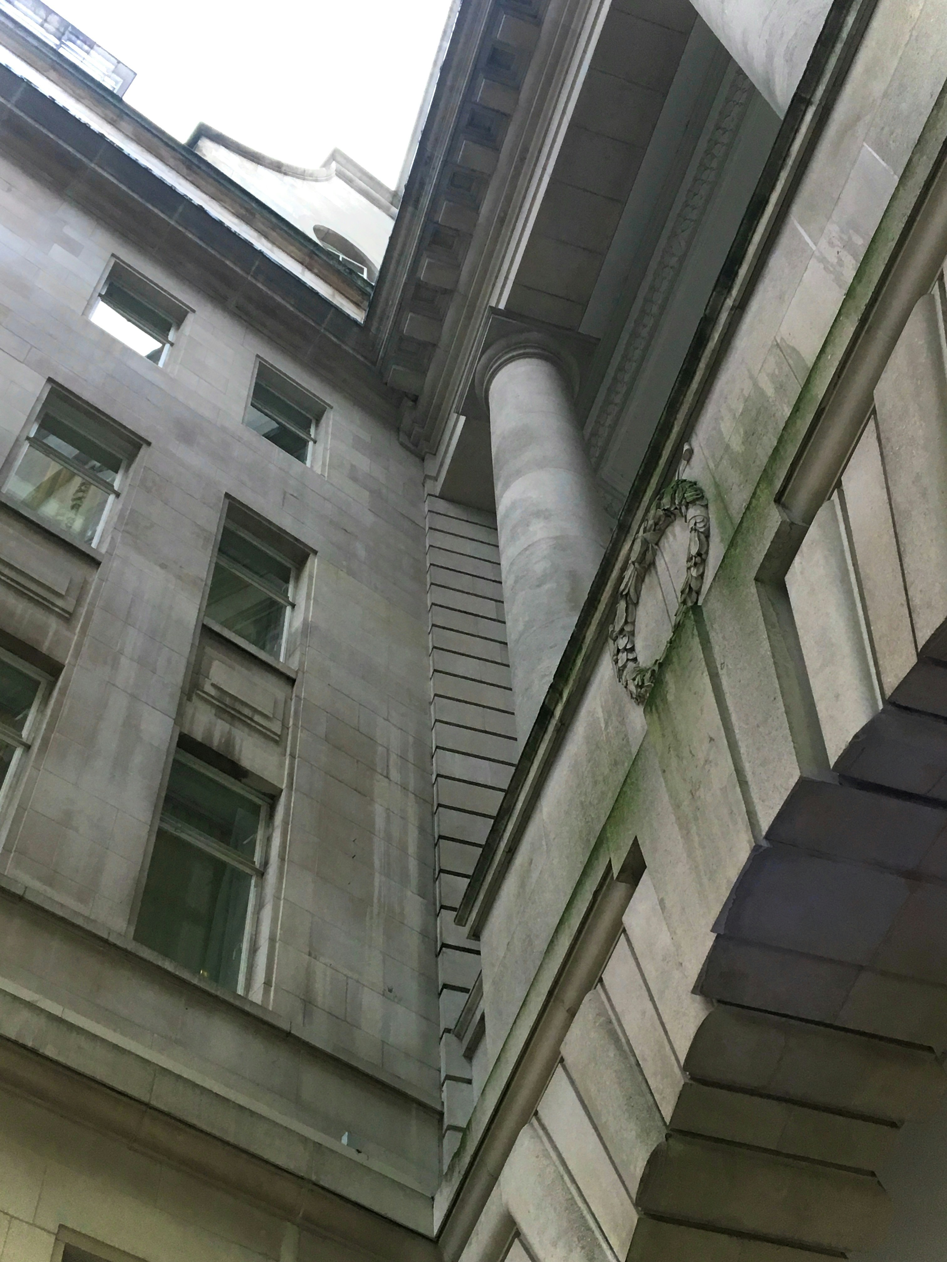 Un edificio alto con un orologio sul lato