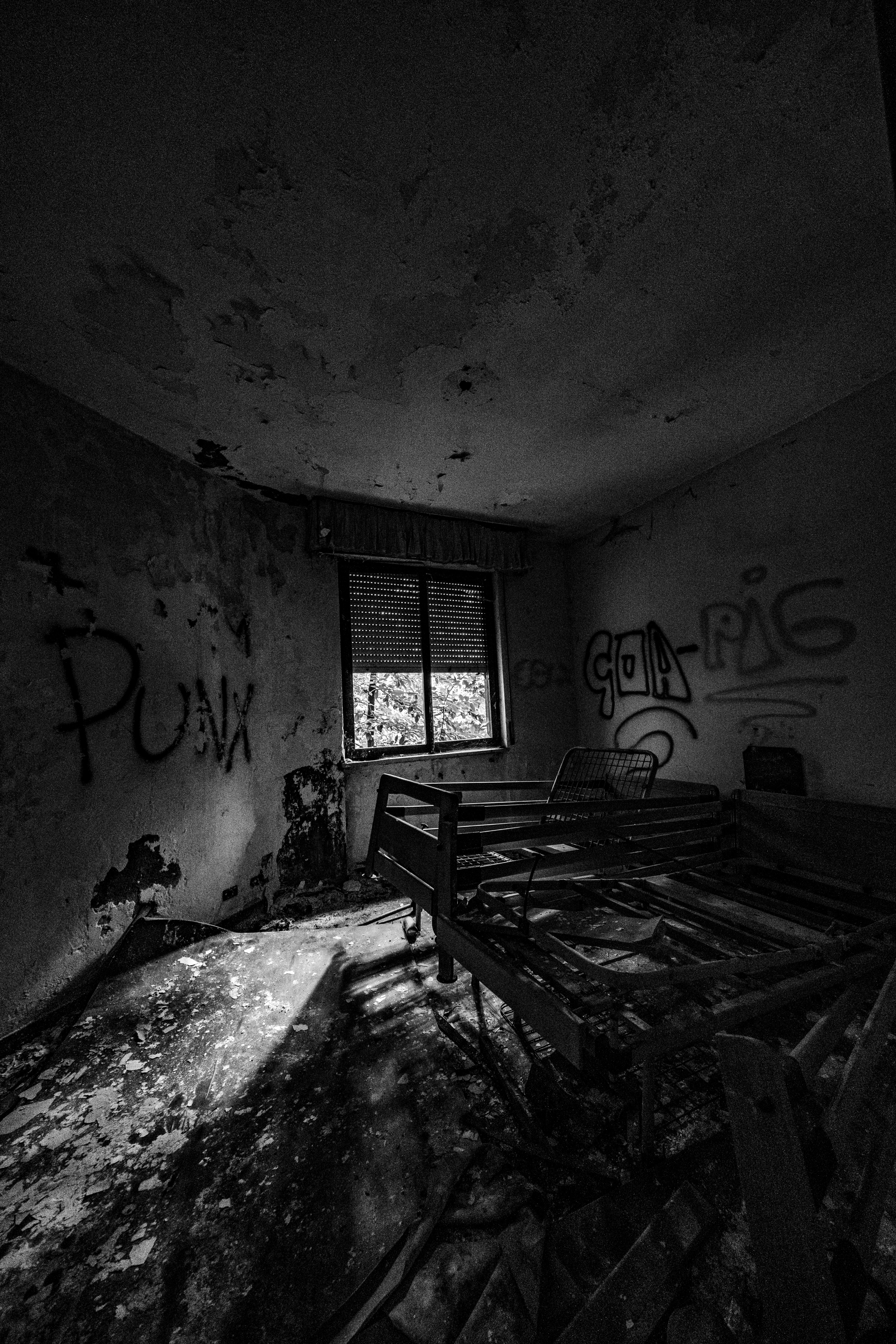 A run down room with graffiti on the walls photo – Free Building Image ...