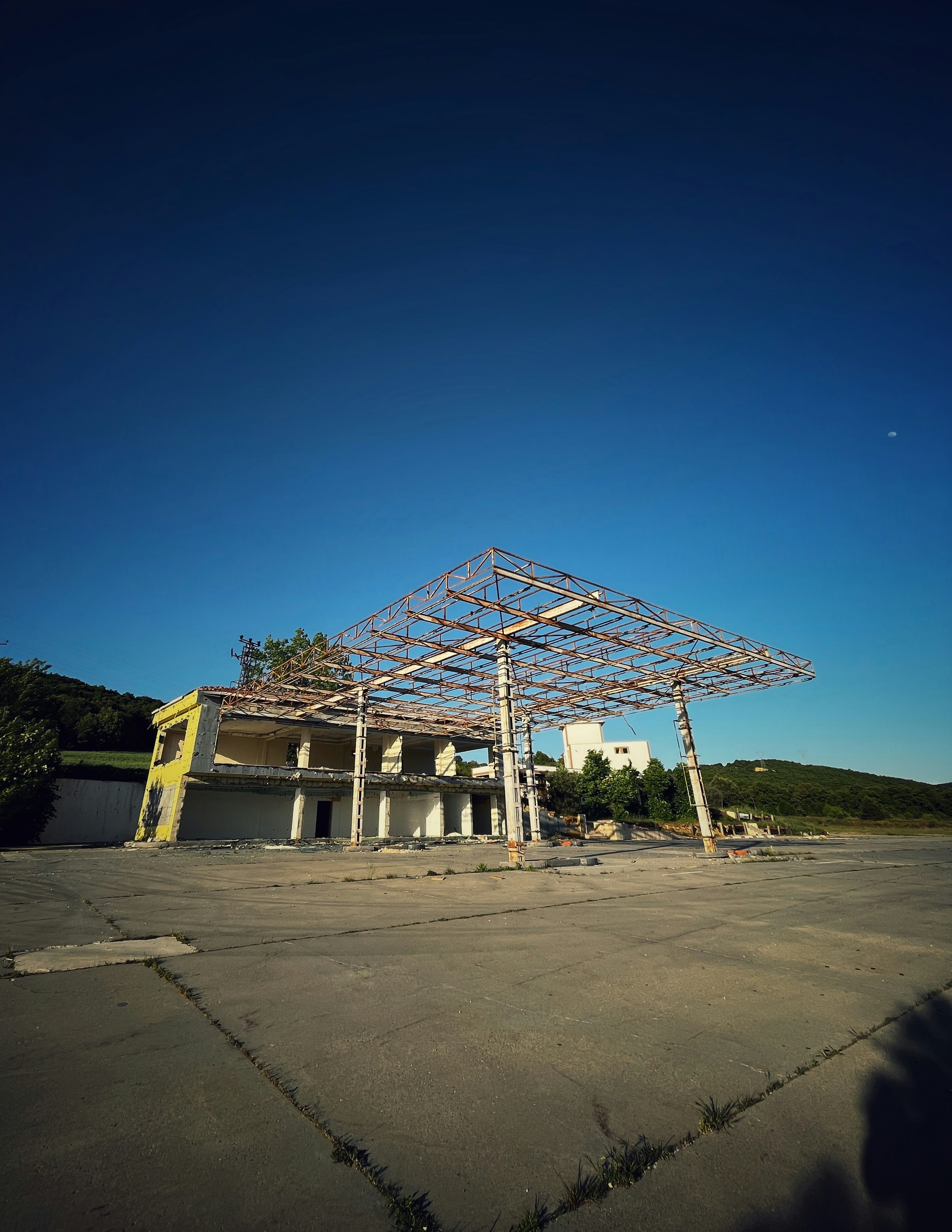 A picture of a building that is under construction