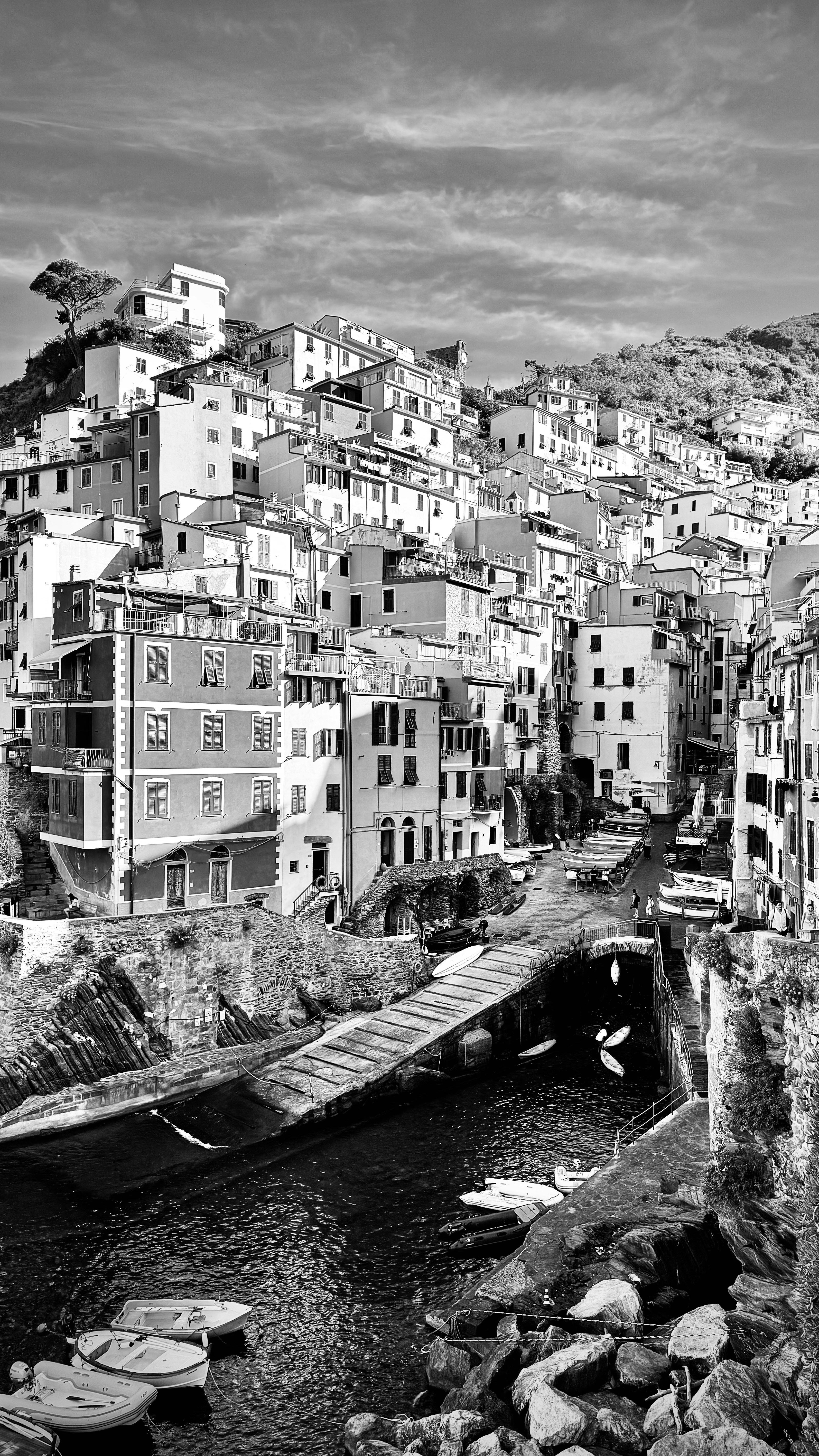 Una foto in bianco e nero di un fiume che attraversa una città