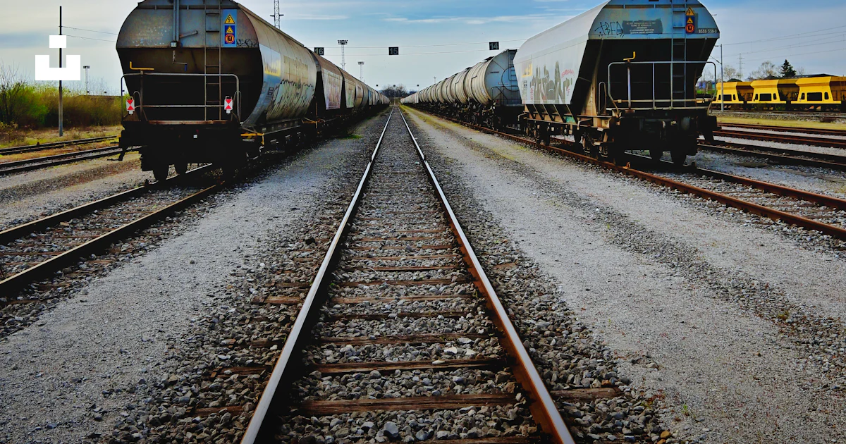 Quelques trains qui sont assis sur les rails photo – Image gratuite de ...