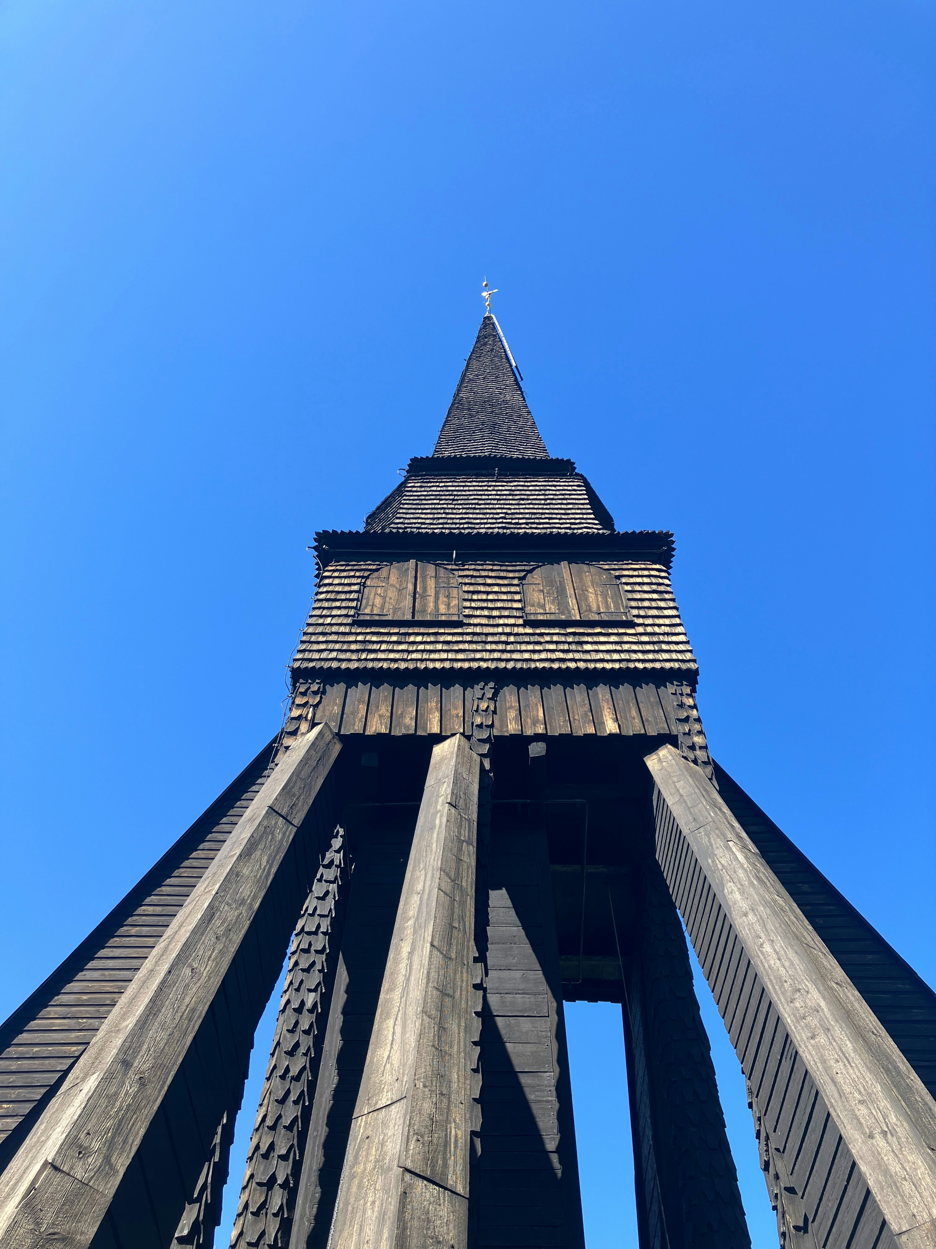 Ein hoher Turm mit einem Kreuz auf der Spitze