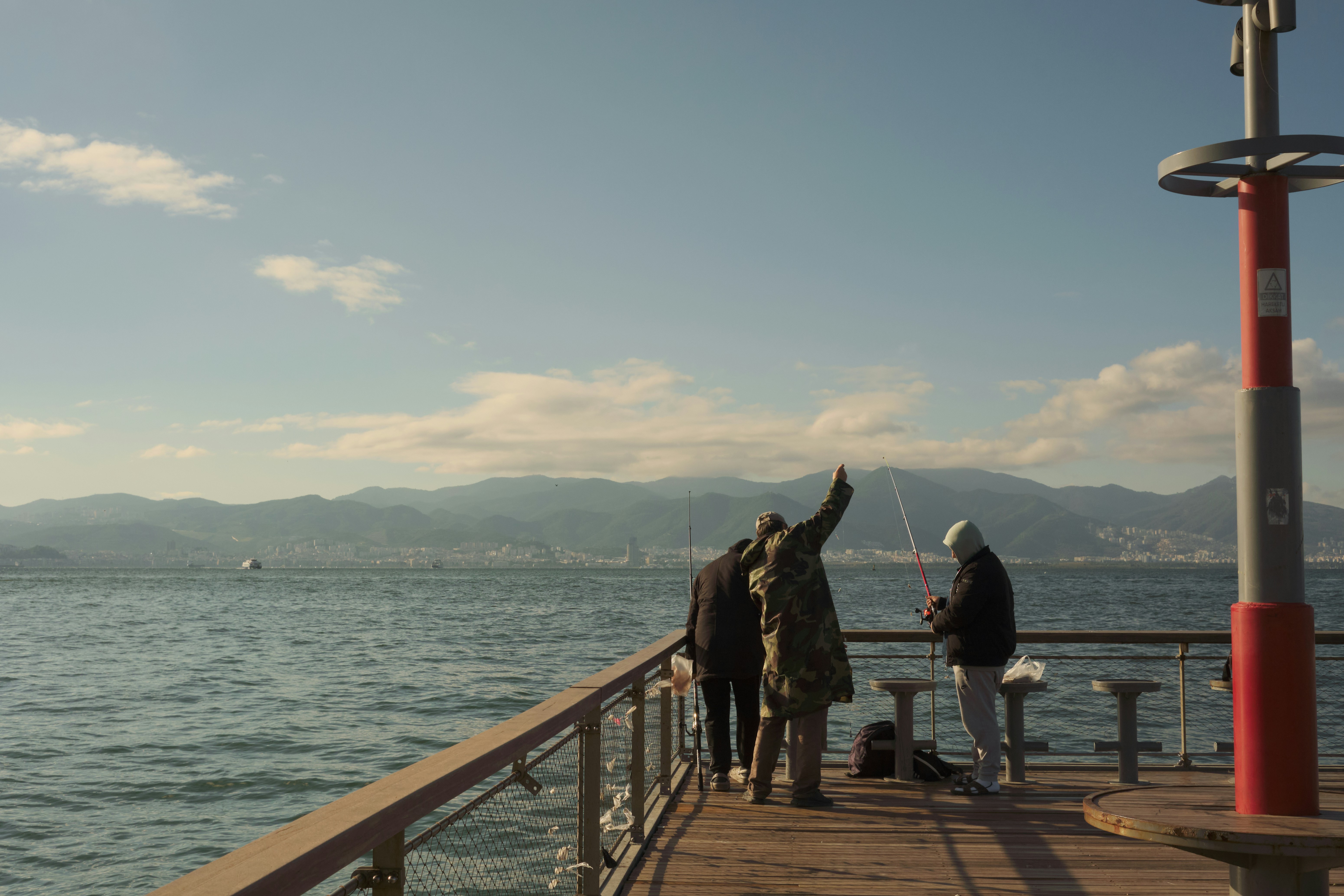 Un gruppo di persone in piedi in cima a un molo
