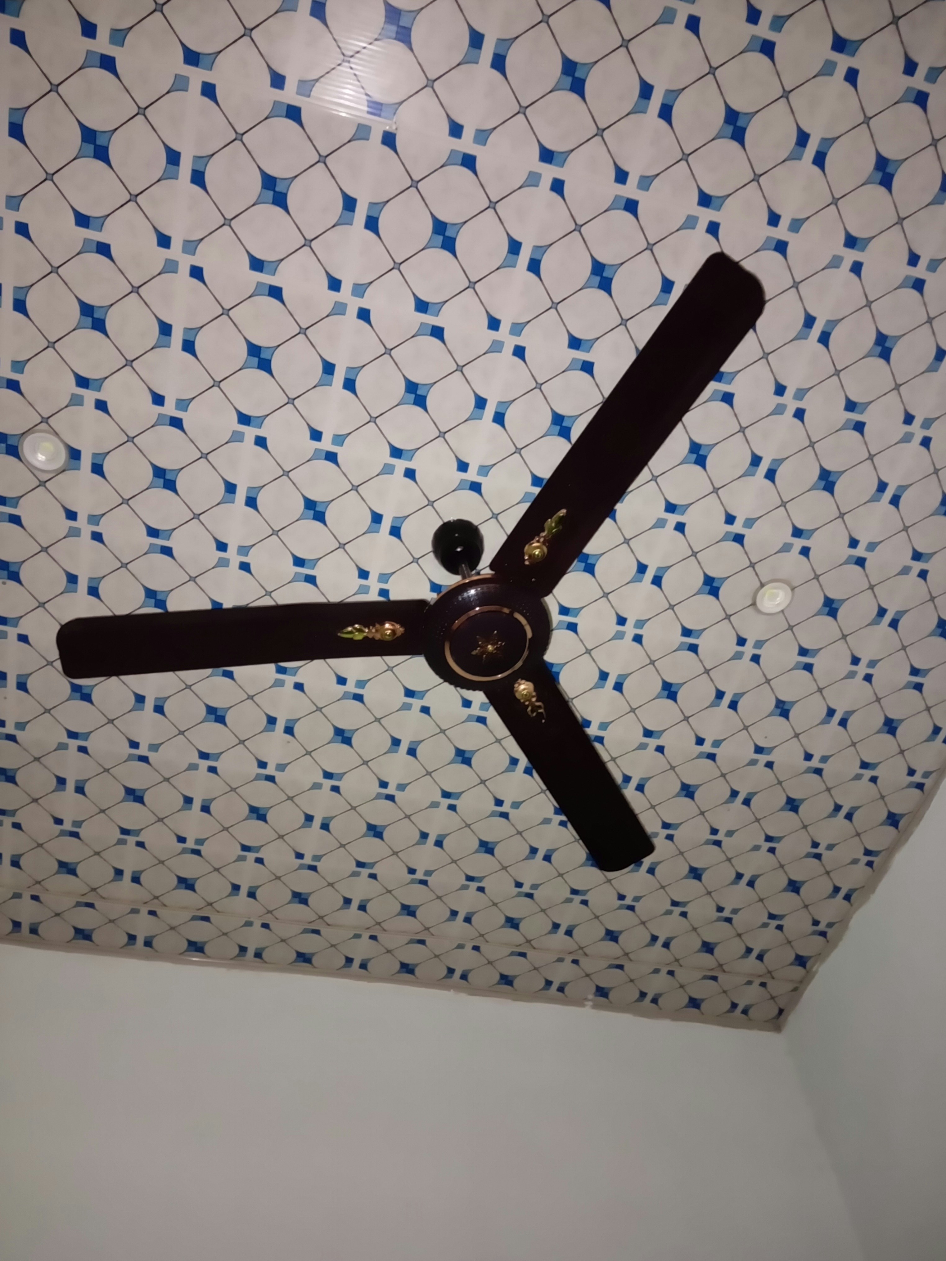 A ceiling fan mounted to the ceiling of a room