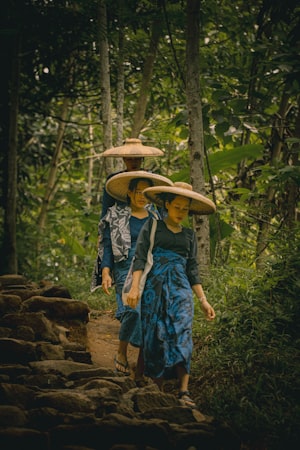 Jalur trekking Baduy melewati jalan tanah dan perbukitan hijau