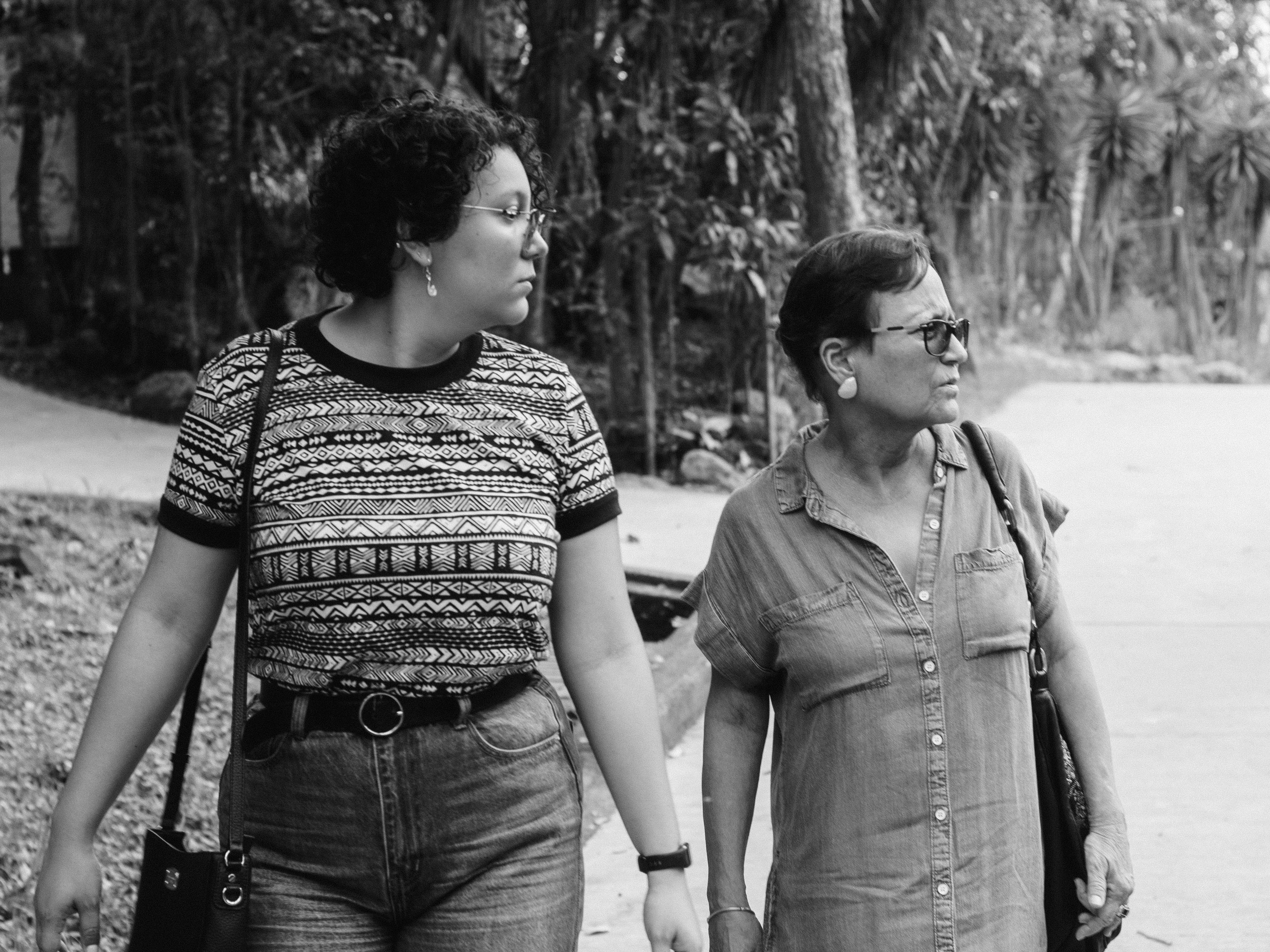 Beberapa wanita berjalan di jalan
