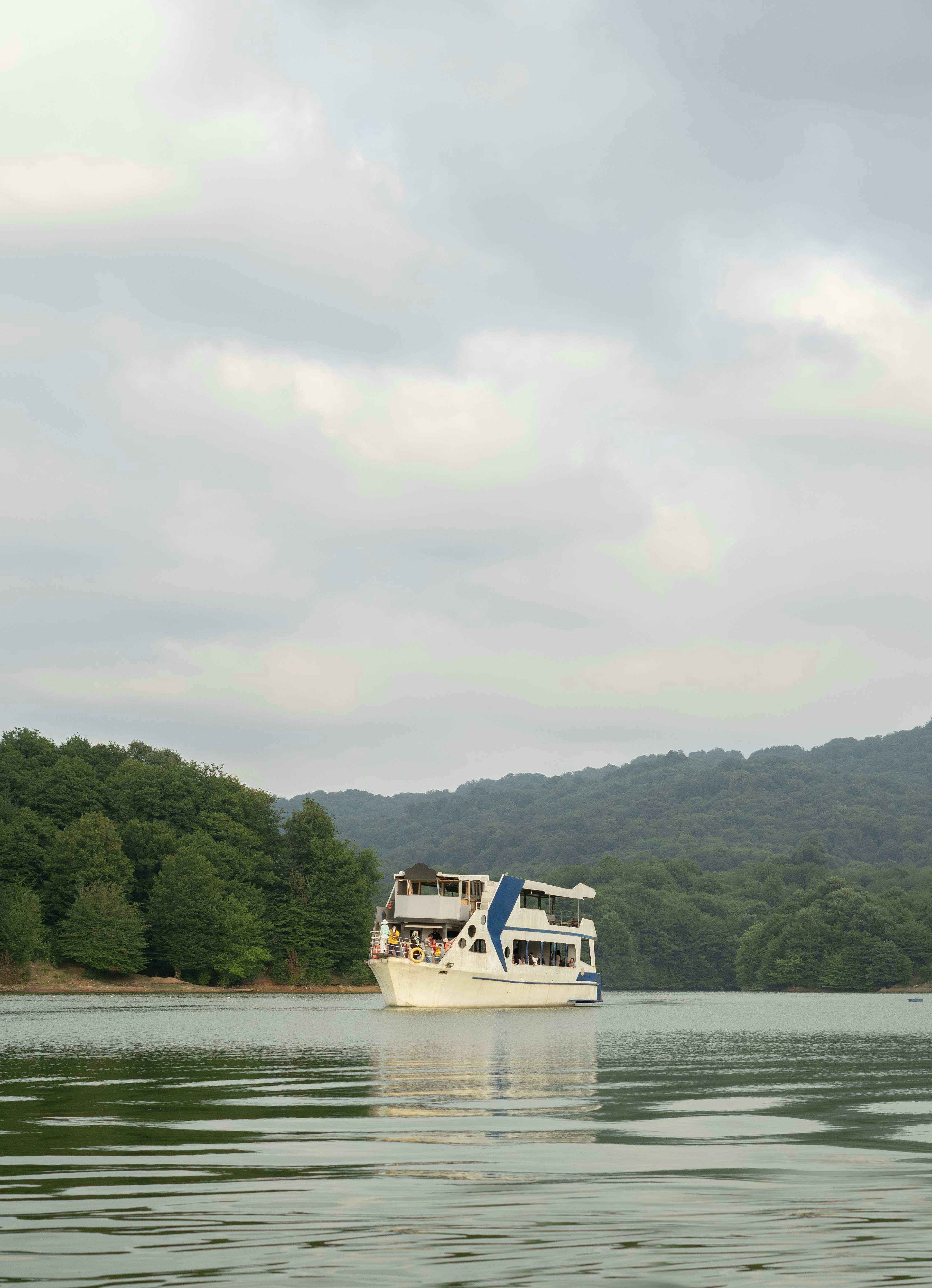 Un gran barco flotando en la cima de un lago